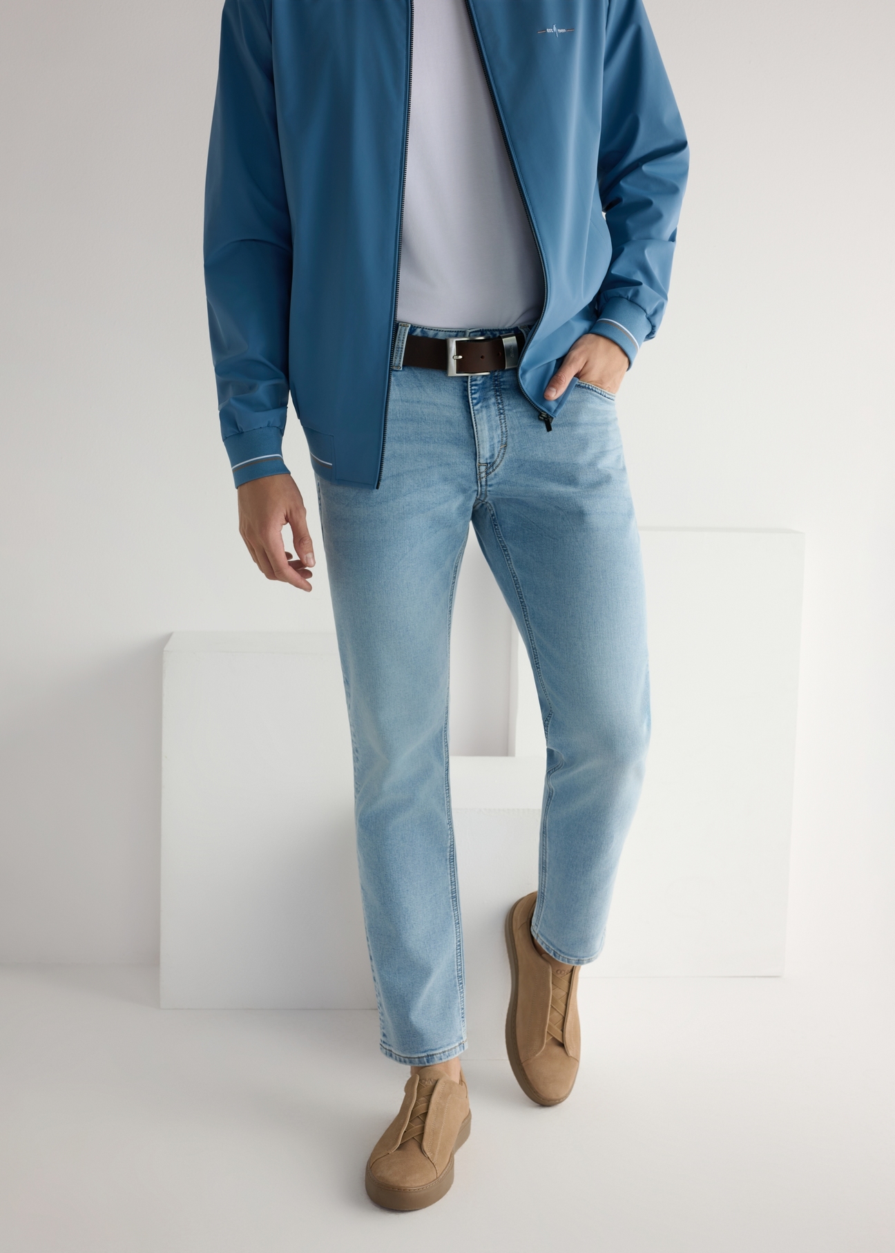 Beżowe zamszowe buty męskie BUTYM-0530-1B(W26) - widok produktu z przodu, na modelu, na jasnym tle. Widoczna sylwetka do połowy.