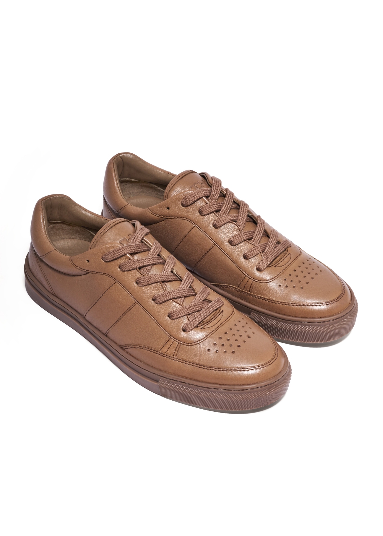Skórzane sneakersy damskie w kolorze chłodnego beżu BUTYD-1294-1K(Z26), widok produktu skosem na białym tle.