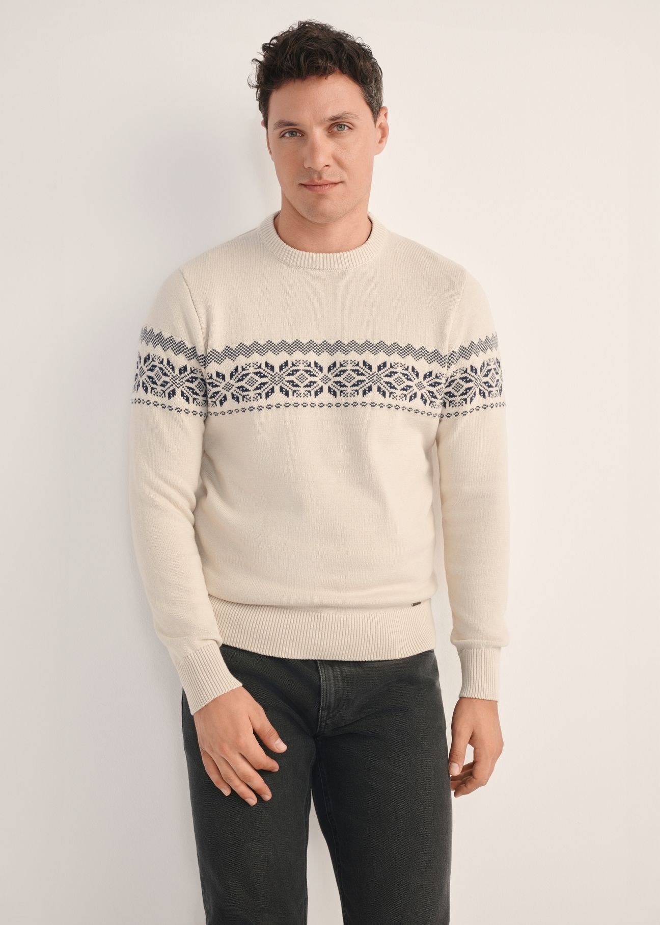 Beżowy sweter męski SWEMT-0177-80(Z25) - widok produktu z przodu na modelu na białym tle. Widoczna sylwetka do kolan. 