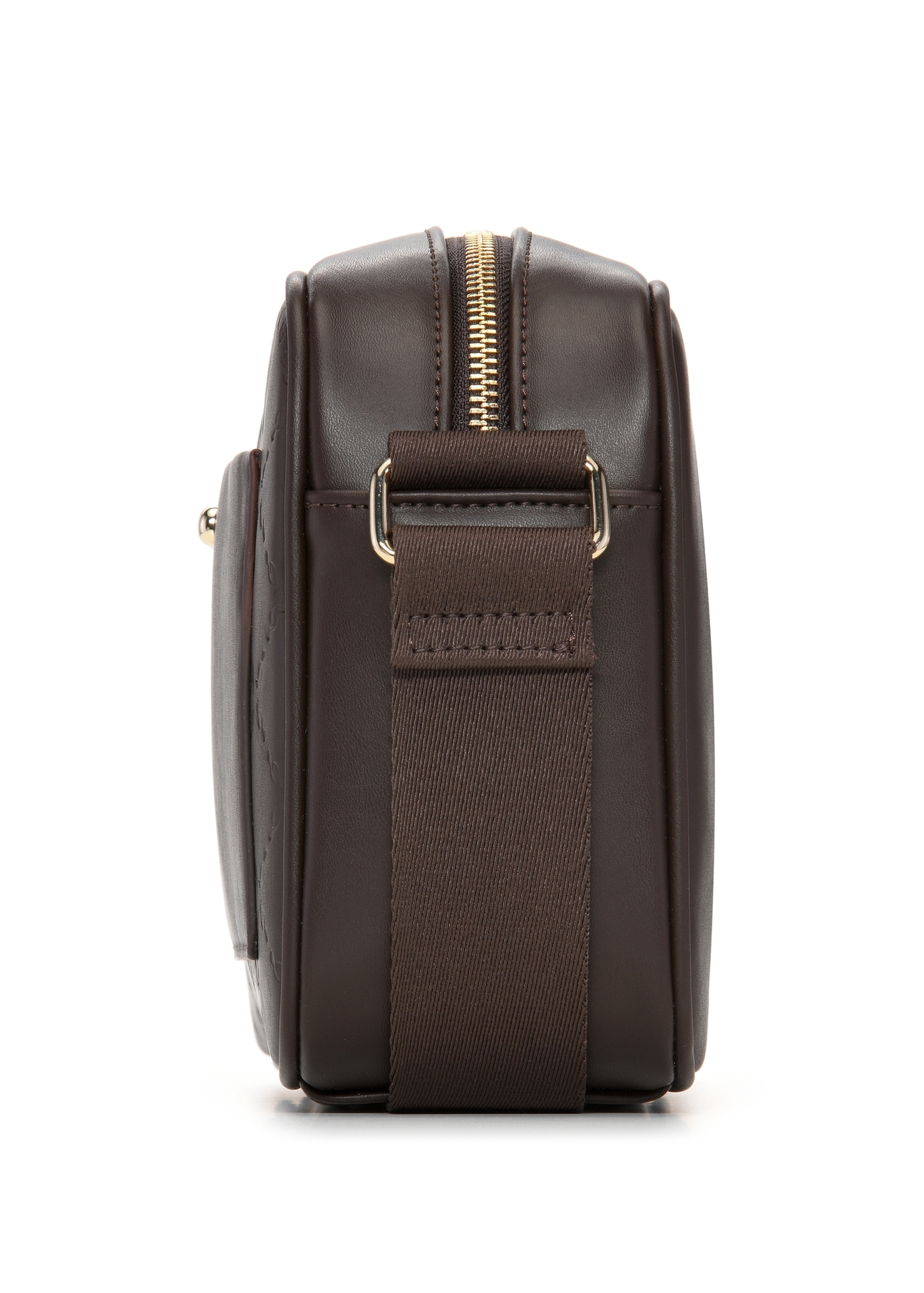 Brązowa torebka damska z monogramem TOREC-1290-1I(Z26), widok produktu od boku na białym tle.