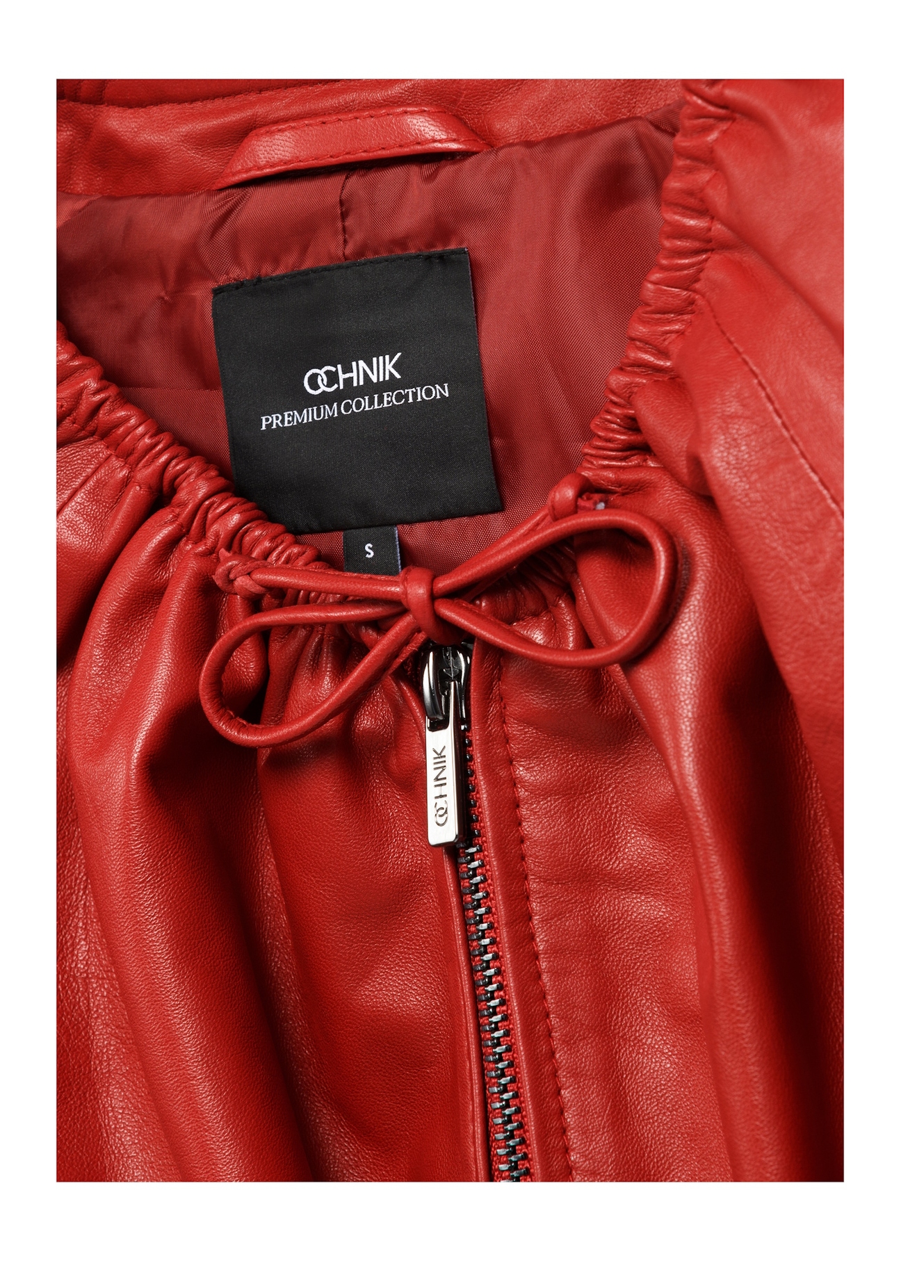 Skórzana kurtka damska w kolorze czerwonym KURDS-0588-4B(W26), zbliżenie na detal produktu na białym tle.