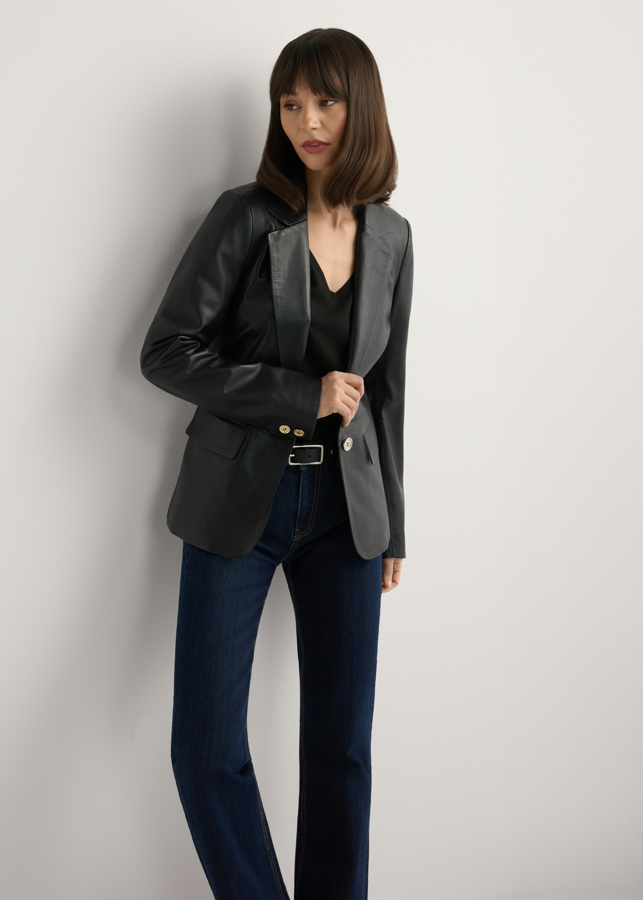 Czarna skórzana marynarka damska KURDS-0445-99(W26), widok produktu z przodu na modelce. Widoczna połowa sylwetki.