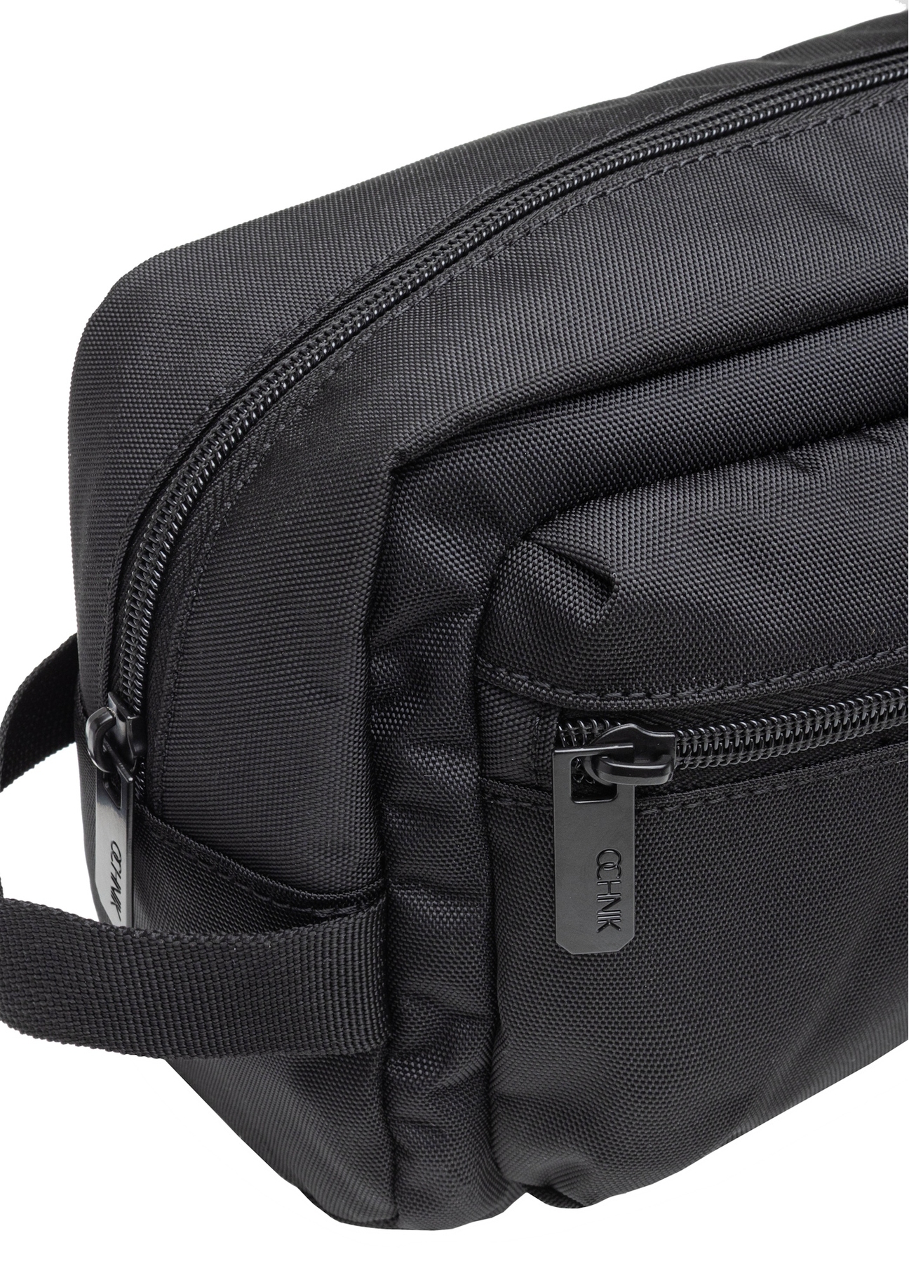 Czarna duża kosmetyczka męska TORMN-0367-99(Z25), zbliżenie na detal produktu na białym tle.