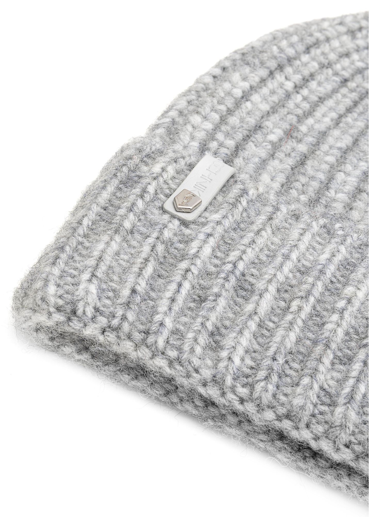 Szara czapka damska z domieszką wełny CZADT-0208-9B(Z26), zbliżenie na detal produktu na białym tle.