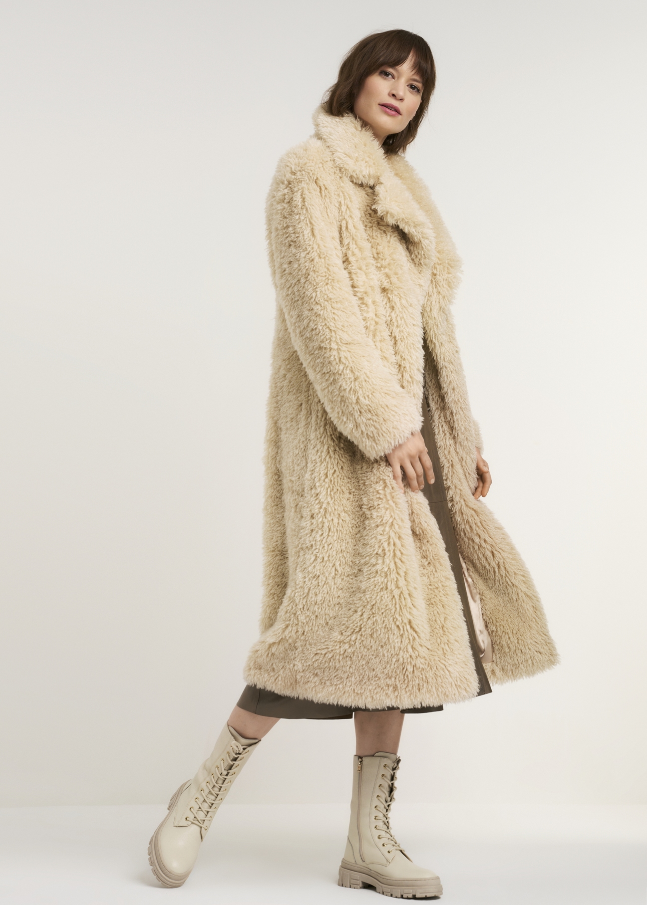 Sztuczne futro damskie oversize FUTDP-0013-80(Z22)-01