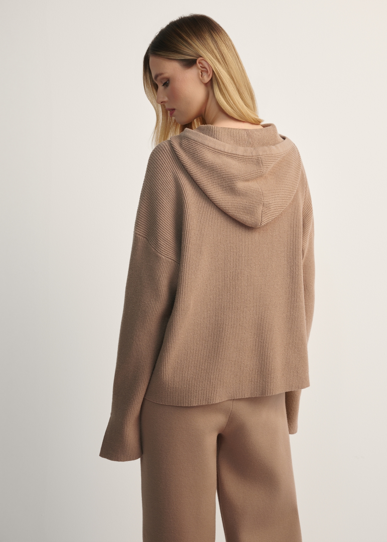 Bluza damska z kapturem w kolorze camelu BLZDT-0116-24(Z25)