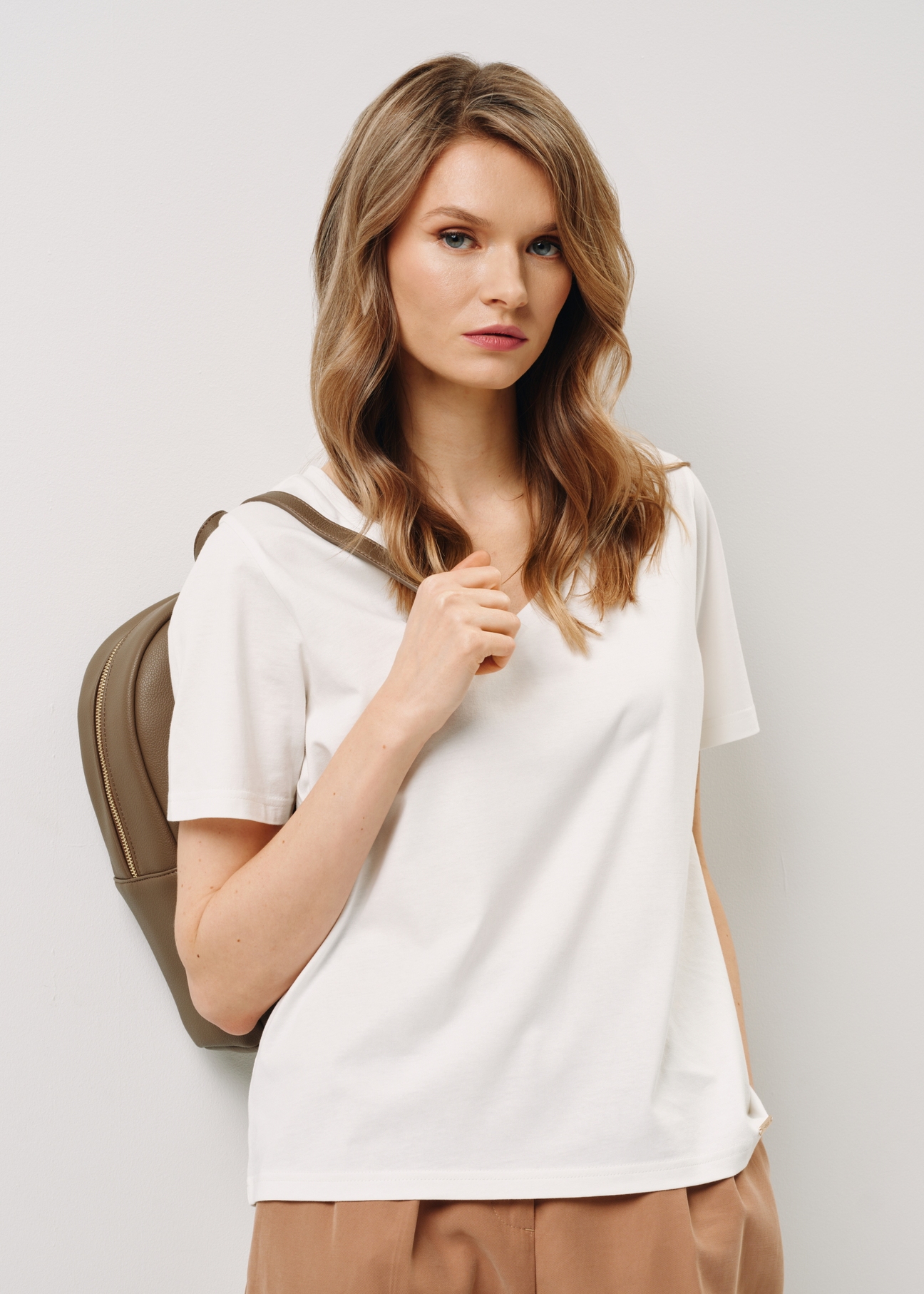 Kremowy T-shirt damski basic TSHDT-0120-12(W24)-01