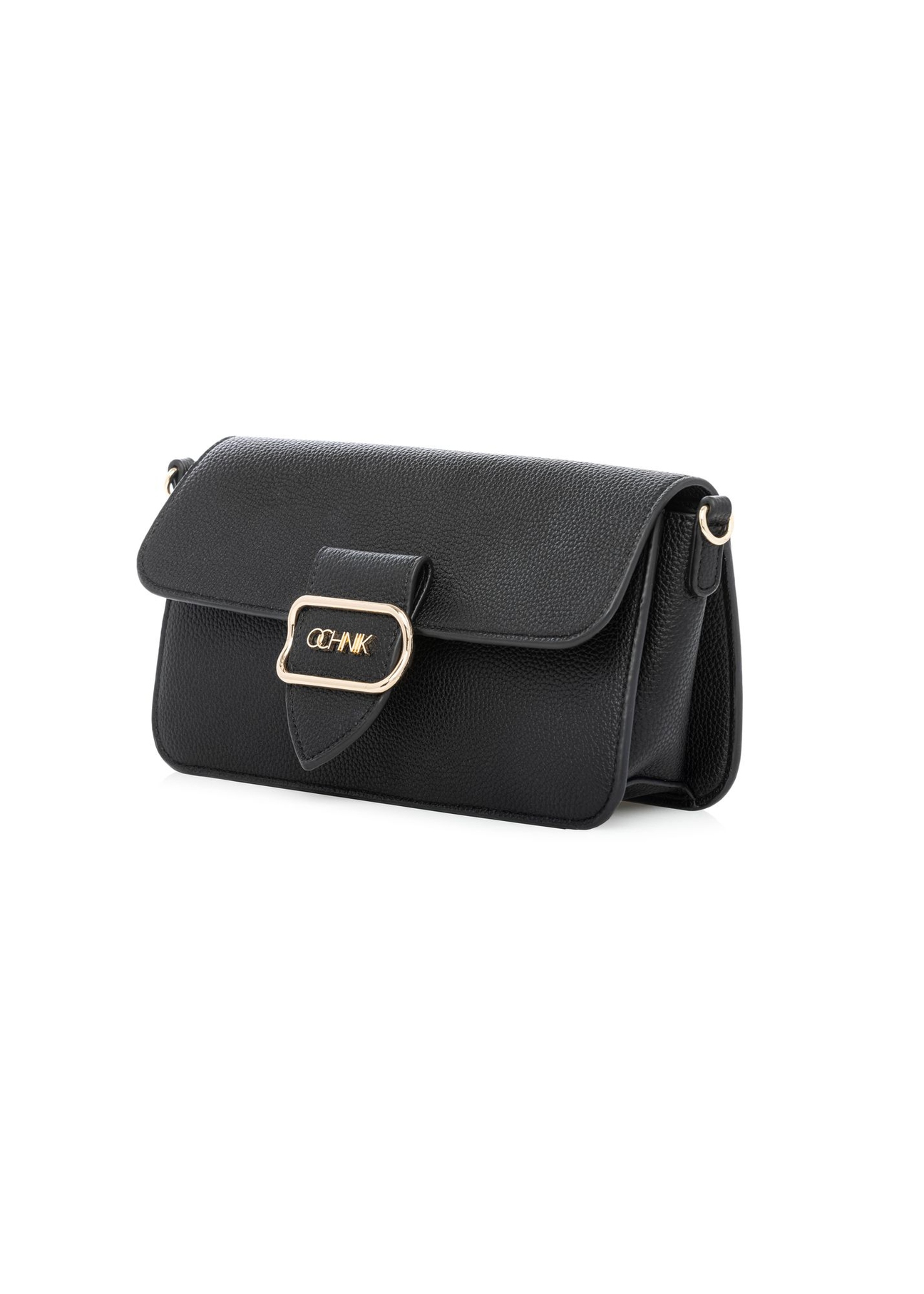 Czarna torebka listonoszka damska TOREC-1120-99(W26) - widok produktu po skosie, na białym tle. 