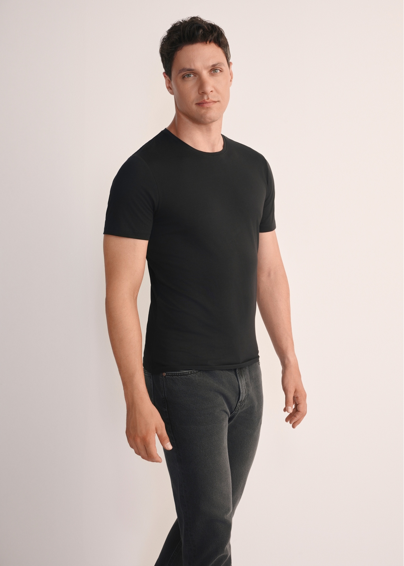 Zestaw T-shirtów męskich basic ZESMT-0040-00(KS),widok produktu z przodu na modelu na białym tle. Widoczna połowa sylwetki.
