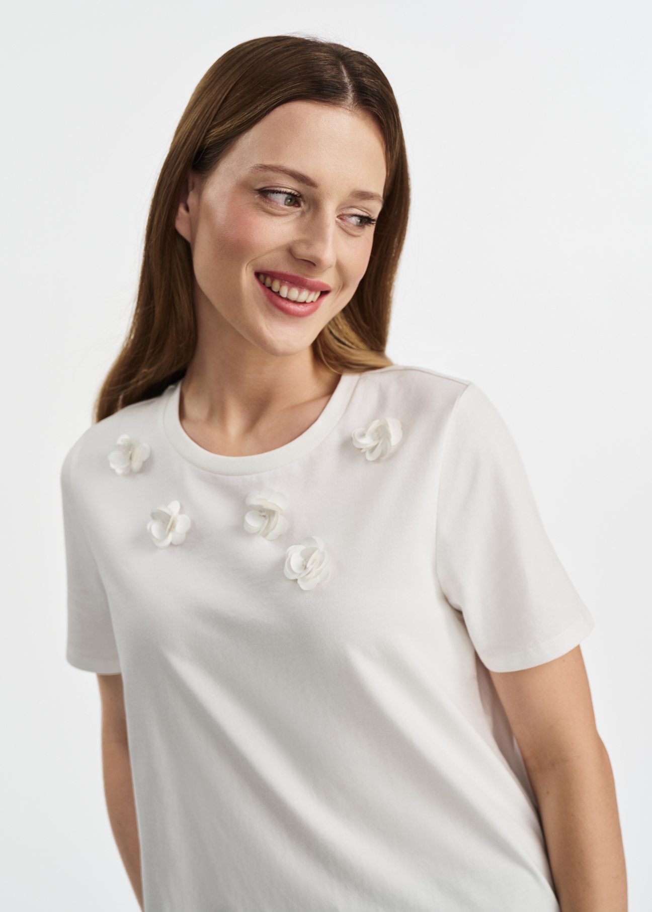 Biały t-shirt bawełniany z aplikacjami TSHDT-0139-12(W25)-04