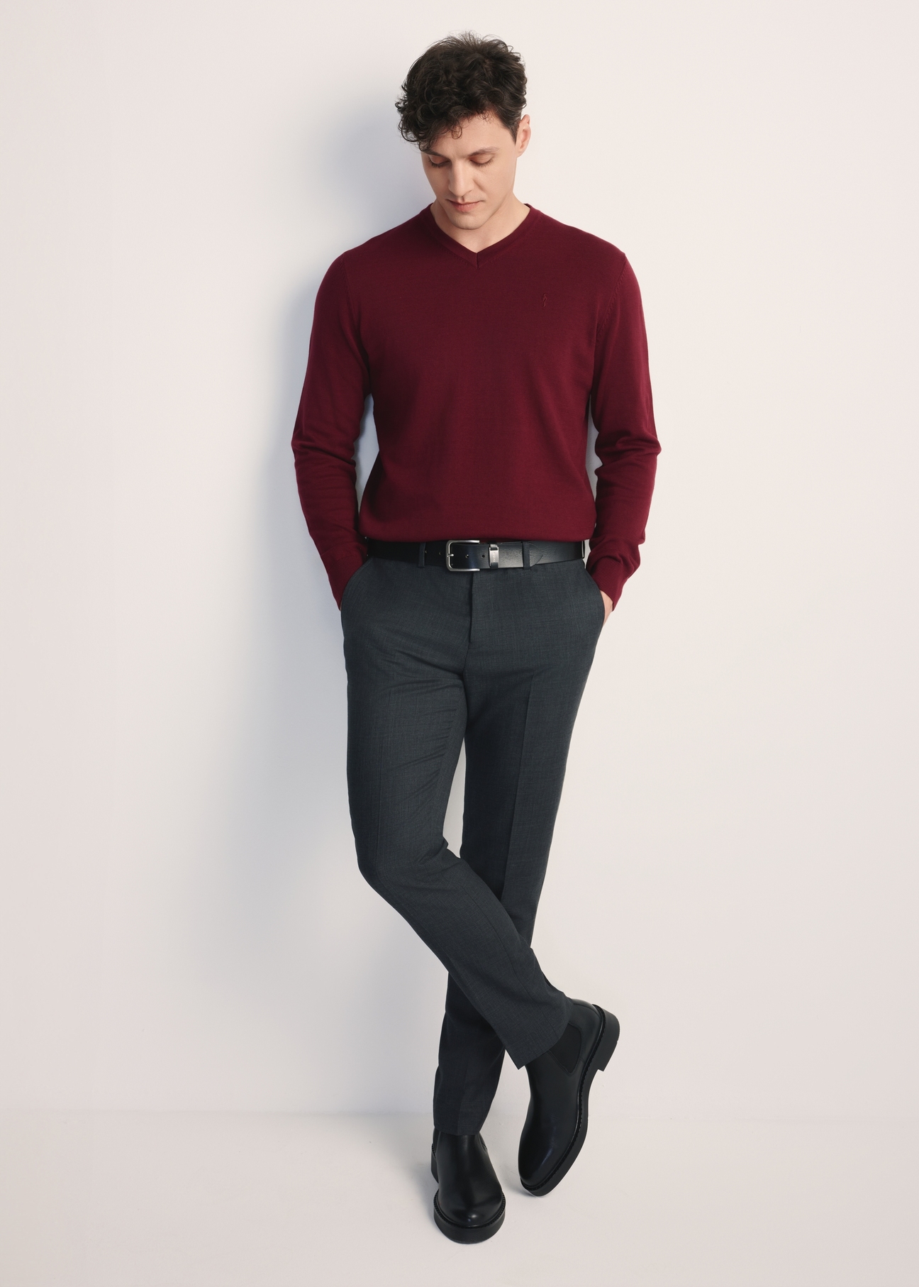 Bordowy sweter męski z logo SWEMT-0159A-49(Z25), widok produktu z przodu na modelu. Widoczna cała sylwetka.