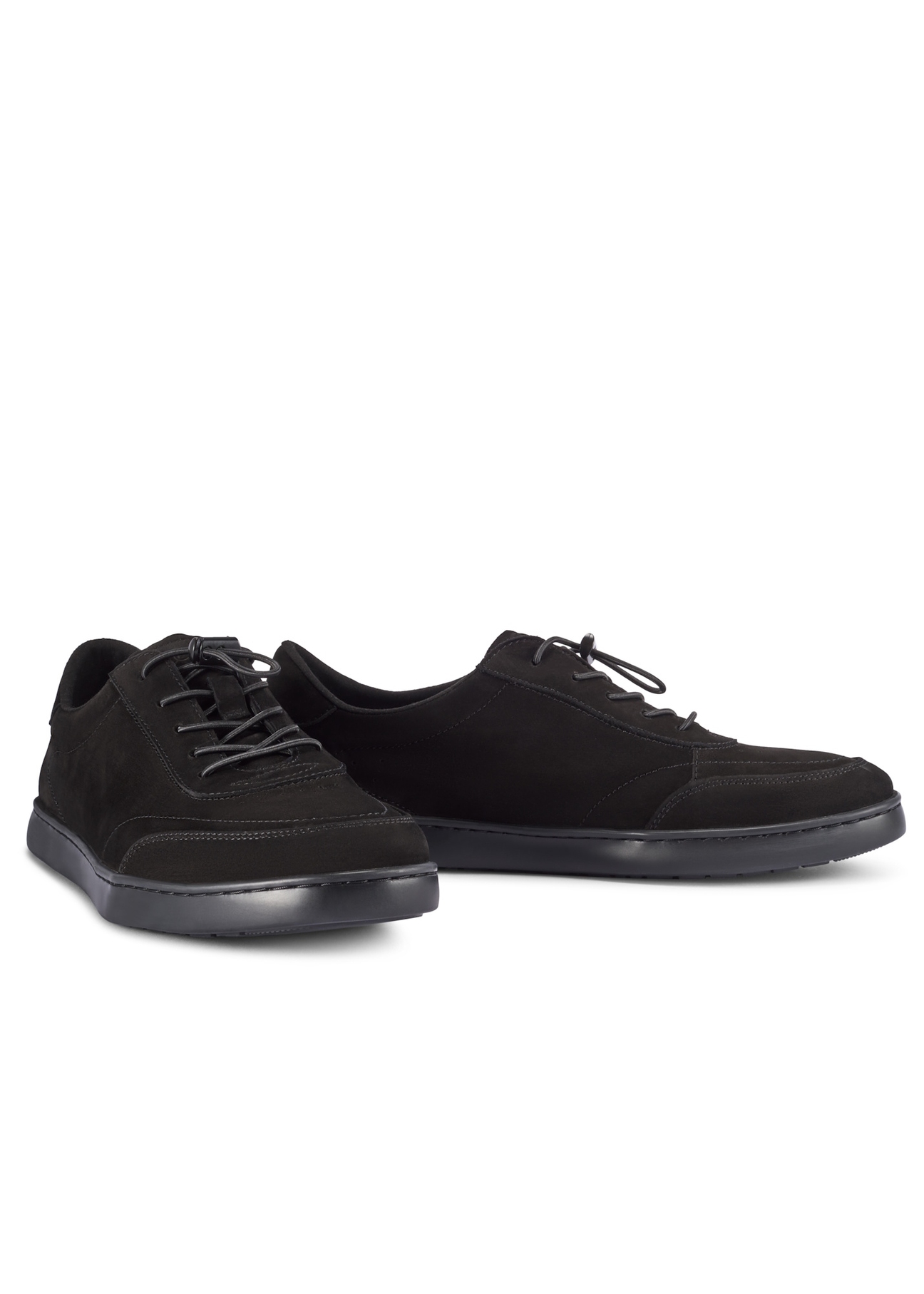 Czarne skórzane buty męskie BUTYM-0529-99(W26), widok produktu skosem na białym tle.