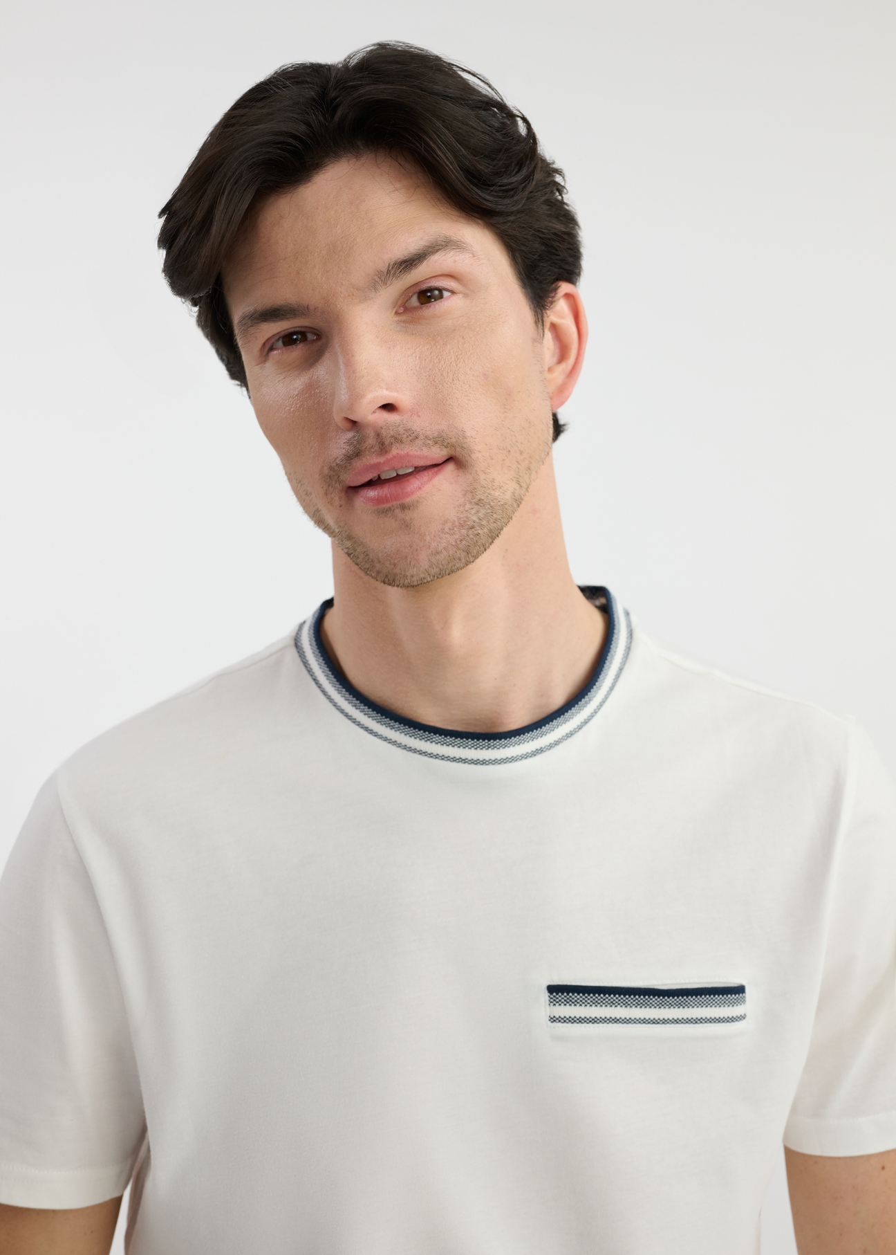 Biały T-shirt męski z bawełny TSHMT-0123-12(W25), widok produktu przodem na modelu. Widoczna góra sylwetki.