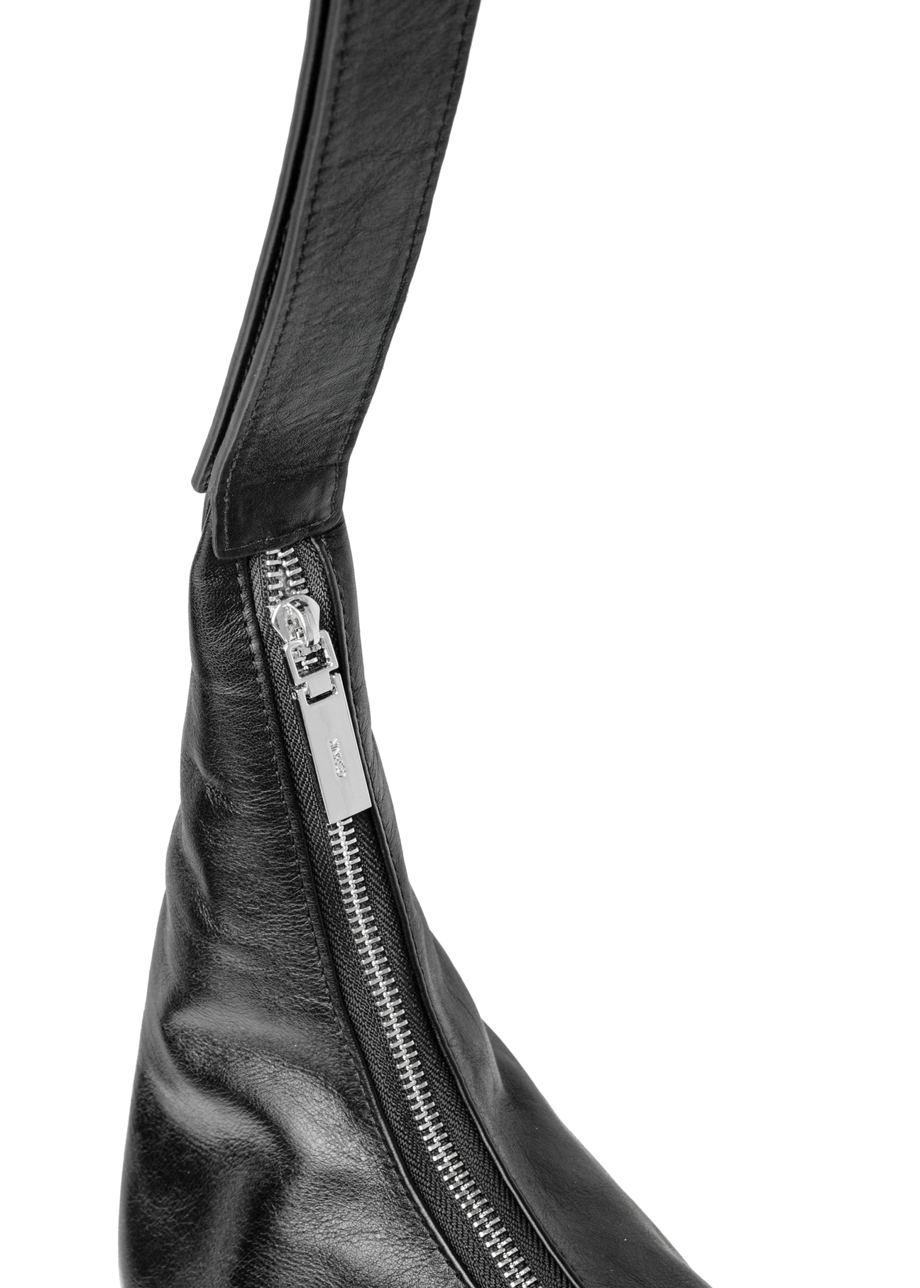 Czarna duża skórzana torebka damska TORES-1225-99(W26) - zbliżenie na detal, na białym tle.