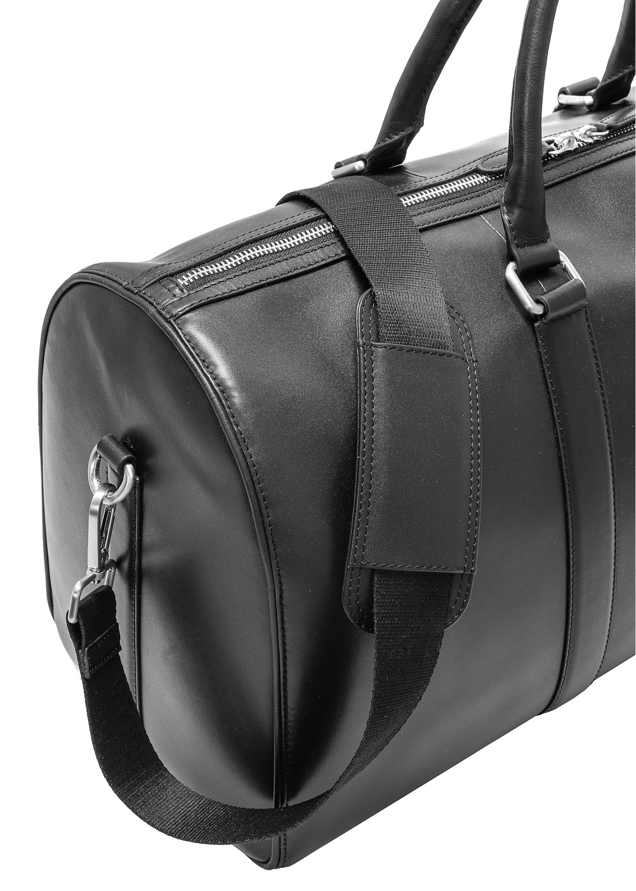 Czarna torba podróżna TORMS-0470-99(Z25), zbliżenie na detal produktu na białym tle.