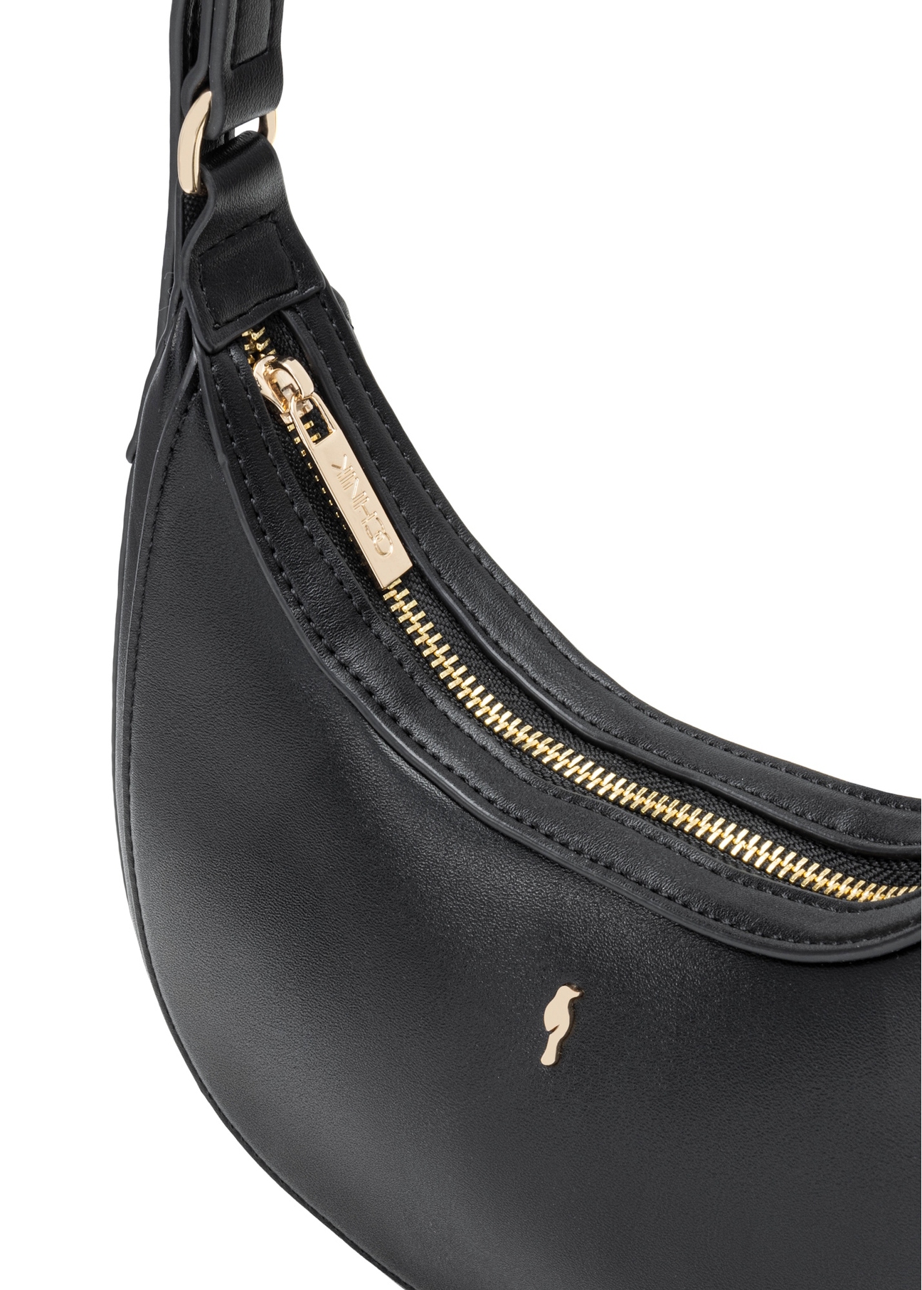 Czarna mała torebka hobo TOREC-1136-99(W26), zbliżenie na detal produktu na białym tle.