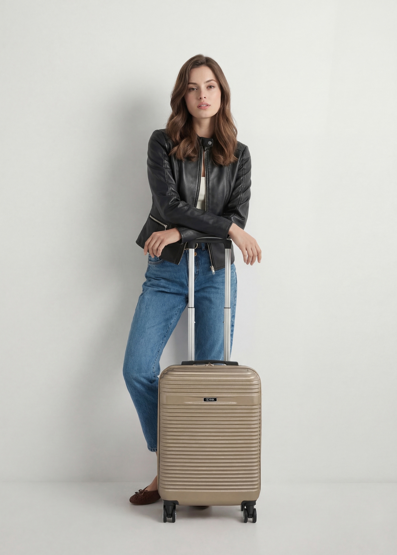 Walizka mała na kółkach WALAB-0040-2X-19(W26), widok produktu od przodu przy modelce, widoczna cała sylwetka.