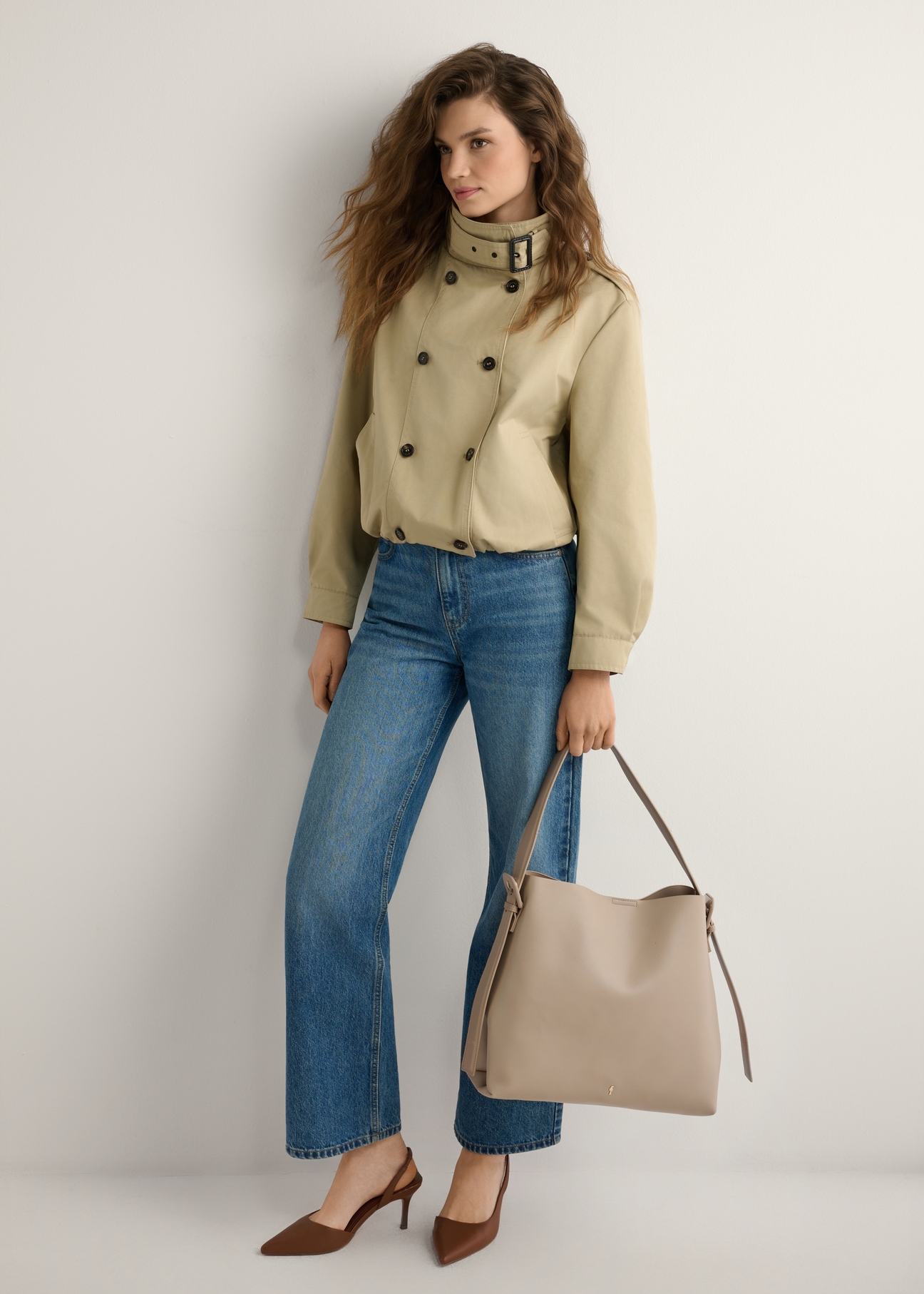 Beżowa torebka damska shopper TOREC-0903-1B(W26), widok produktu w dłoni modelki na jasnym tle.