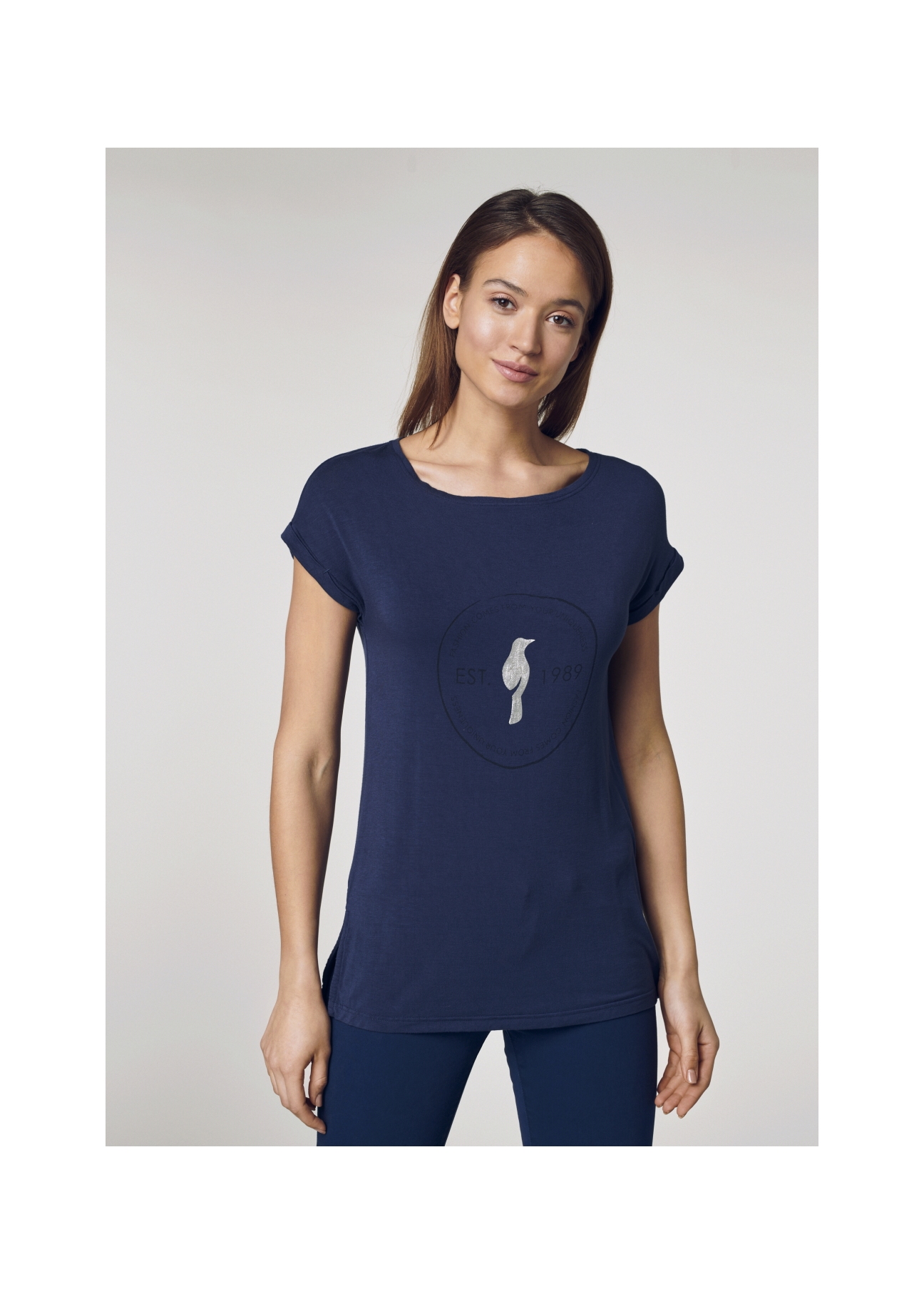 Wydłużony granatowy T-shirt damski TSHDT-0067-69(W21)-01