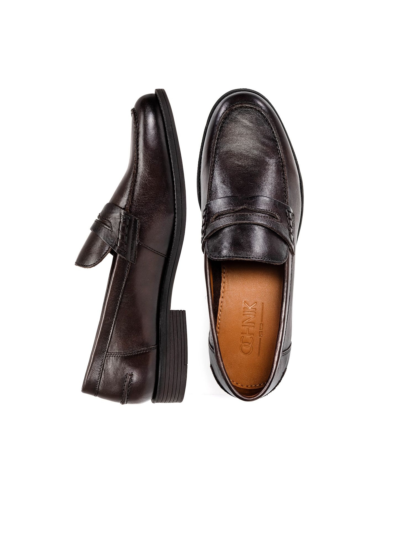 Brązowe skórzane mokasyny męskie BUTYM-0482-1I(W26), widok produktu z góry na białym tle.