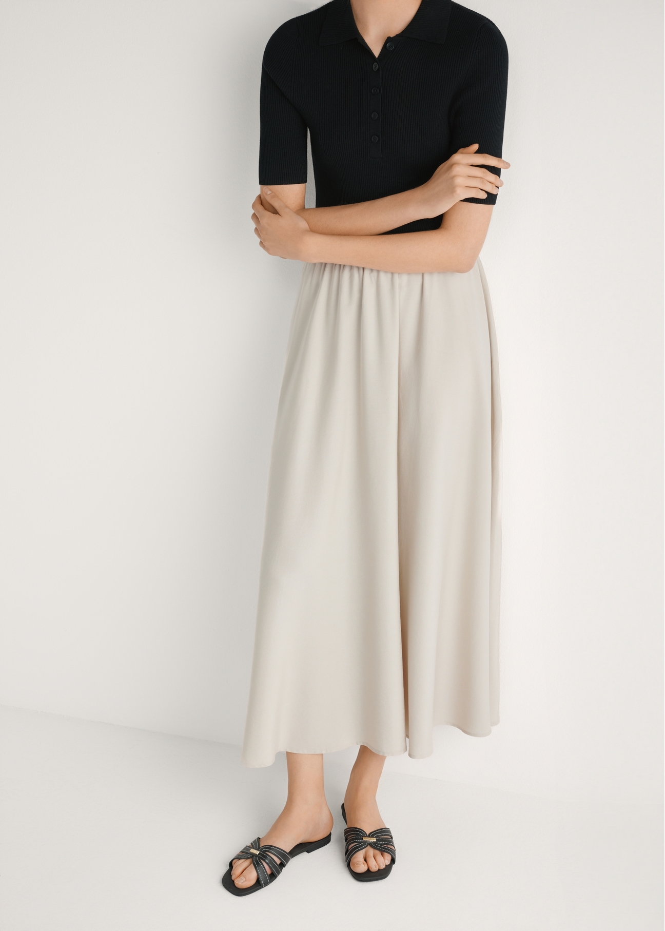 Czarne klapki damskie z przeszyciami BUTYD-1223-99(W26), widok produktu z przodu na stopach modelki.