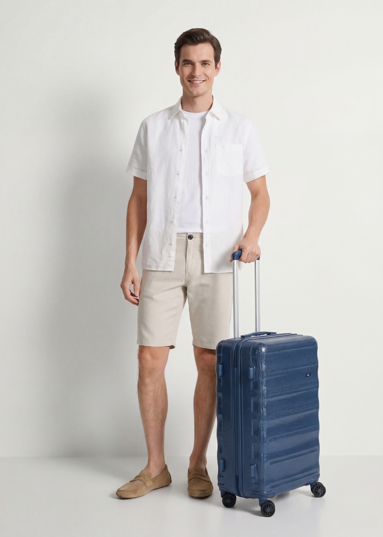 Walizka średnia na kółkach WALPC-0015-7D-24(W26), widok produktu od przodu przy modelce, widoczna cała sylwetka.