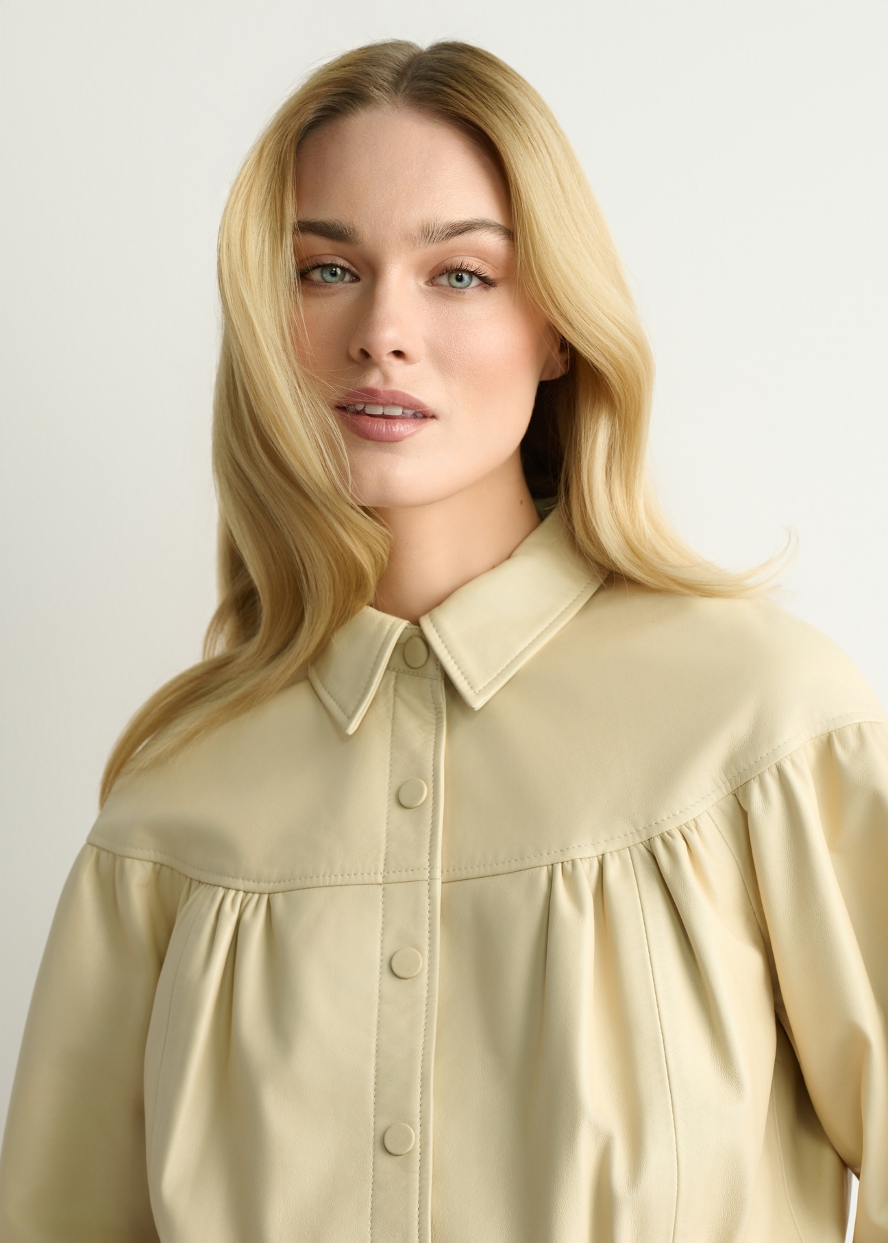 Skórzana jasnożółta kurtka damska KURDS-0574-2A(W26), zbliżenie na detal produktu na modelce.