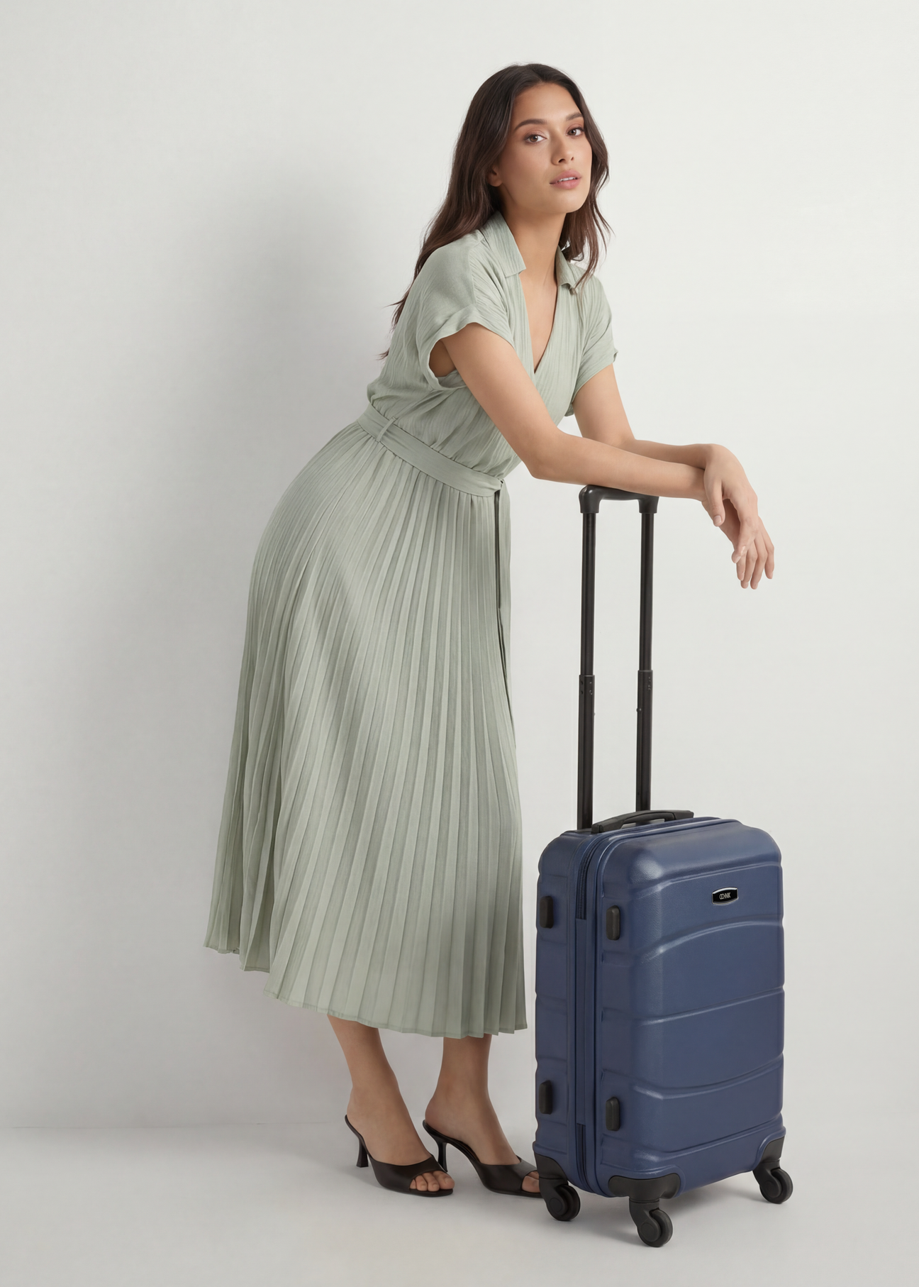 Walizka mała na kółkach WALAB-0077-7D-19(W26), widok produktu od przodu przy modelce, widoczna cała sylwetka.