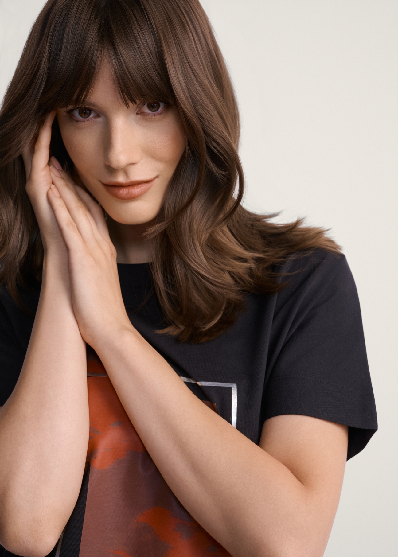 Czarny t-shirt damski z nadrukiem TSHDT-0146-99(Z25), zbliżenie na produkt na modelce.