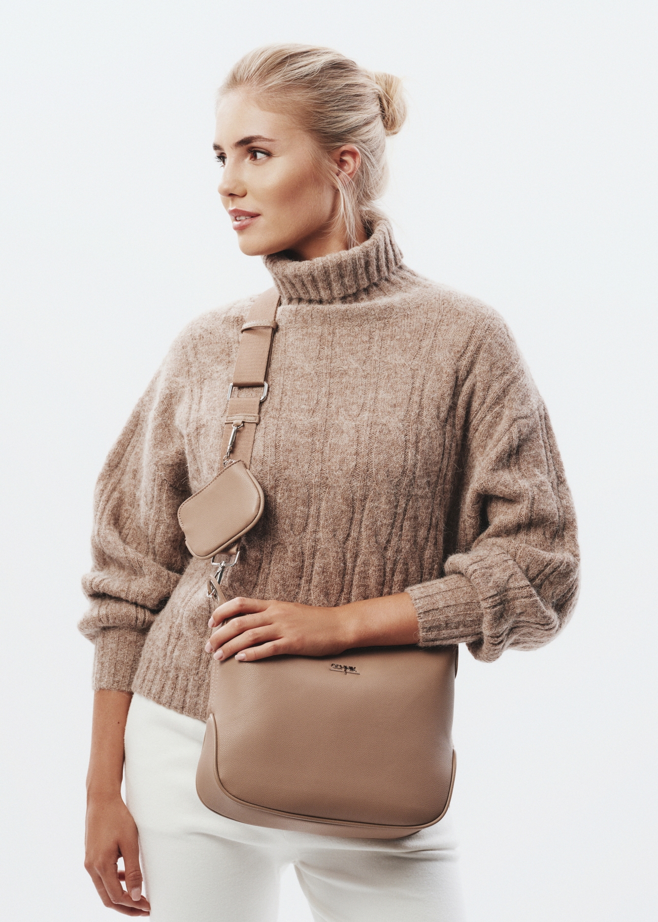 Beżowa torebka damska w stylu hobo TOREC-0829-80(Z23)-07