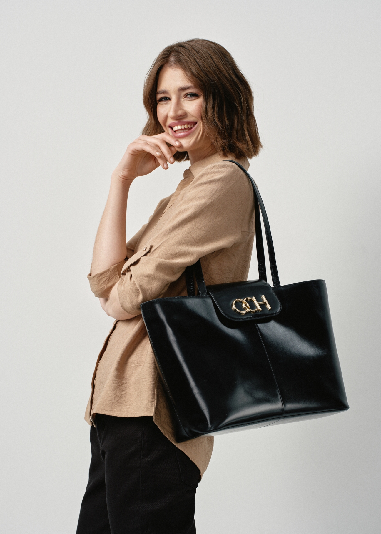 Czarna skórzana torebka shopper TORES-0996-99(W24)-07