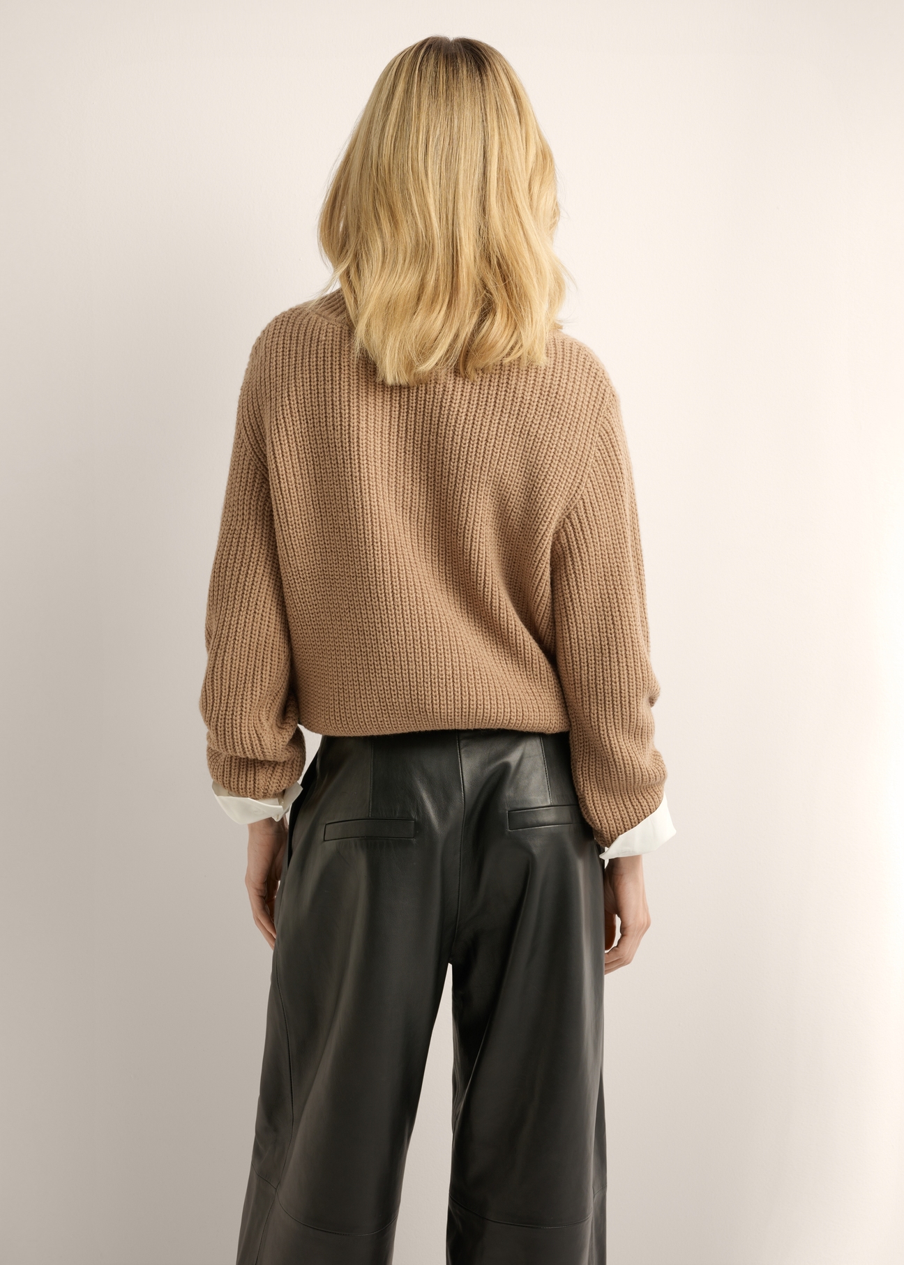 Camelowy sweter damski SWEDT-0162-1D(Z26), widok produktu z tyłu na modelce. Widoczna połowa sylwetki.