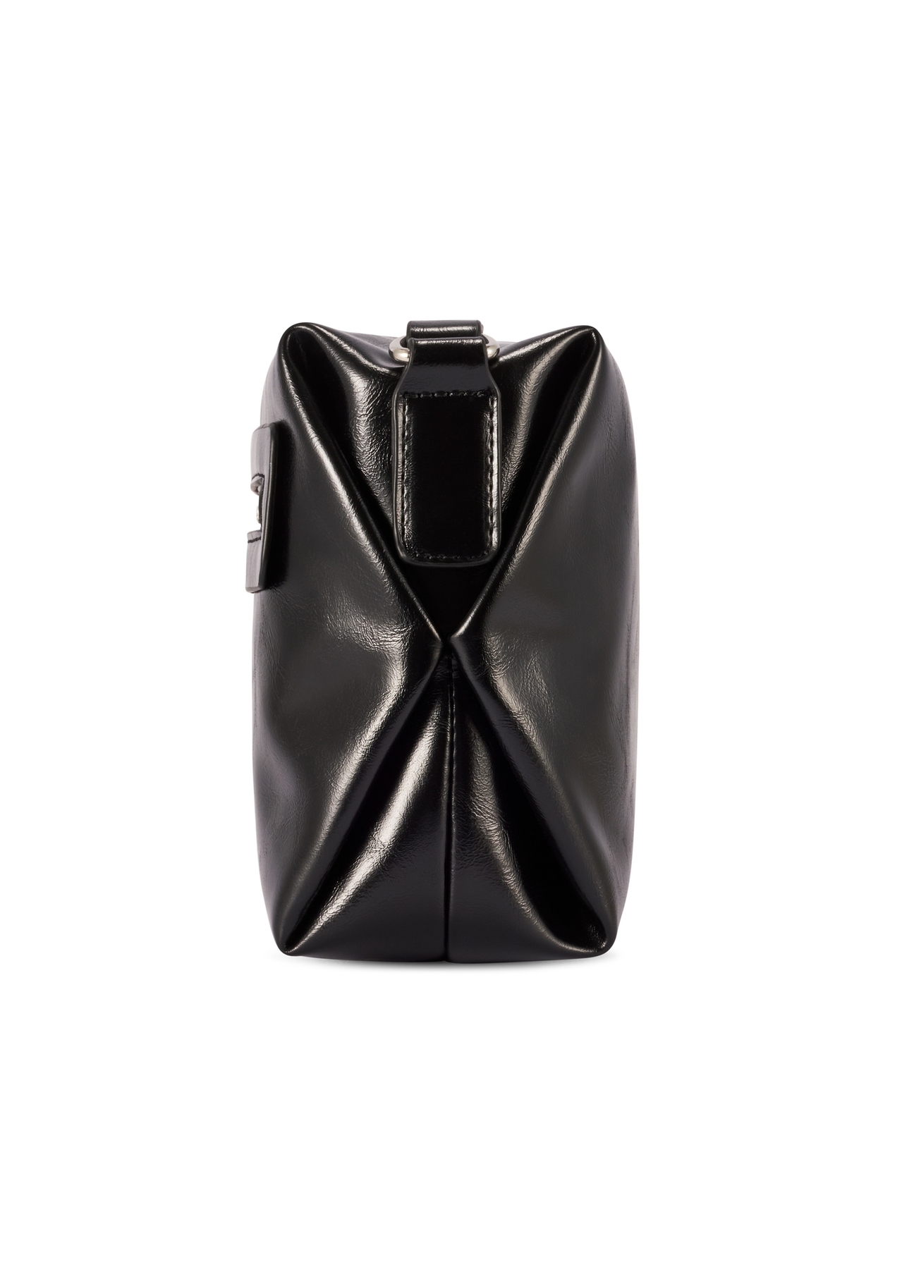 Czarna torebka damska na ramię TOREC-1207-9F(W26), widok produktu z boku na białym tle.