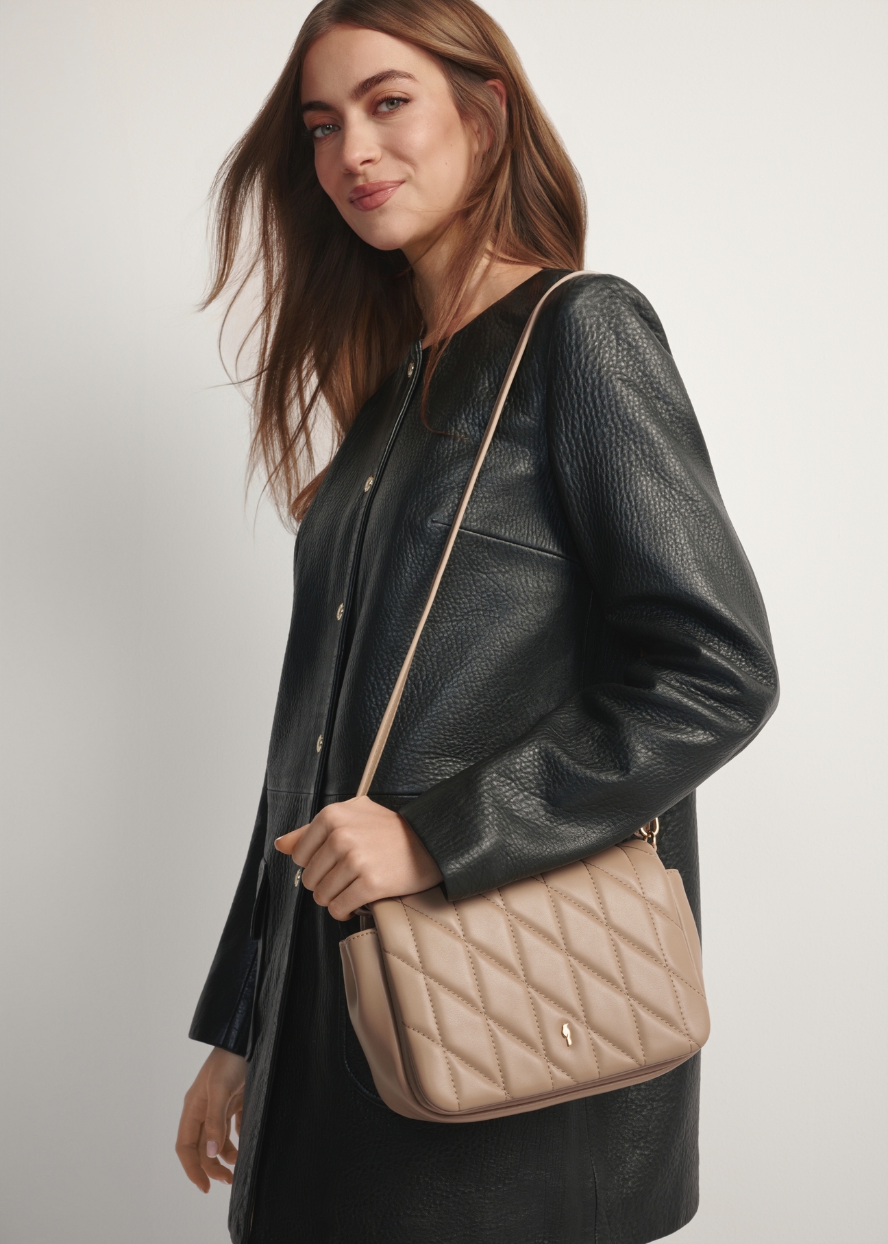 Beżowa torebka damska z przeszyciami TOREC-1151-1D(W26) - widok produktu z przodu, na białym tle. 