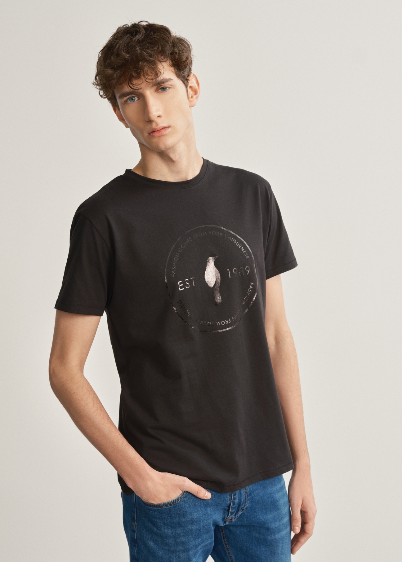 Czarny T-shirt męski z logo TSHMT-0068-98(W23)-01