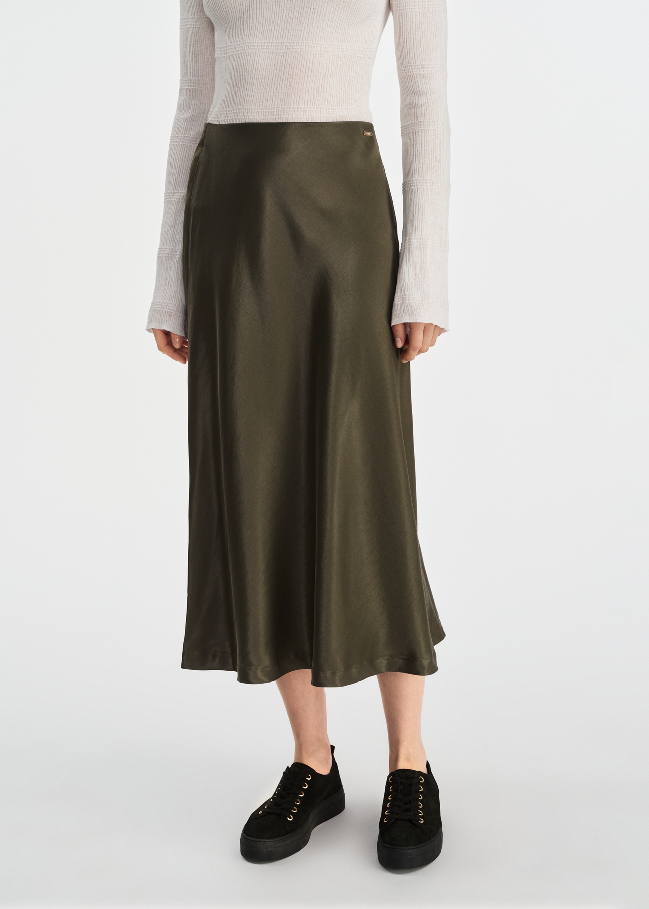 Satynowa spódnica midi w kolorze khaki SPCDT-0105-55(W25)-02