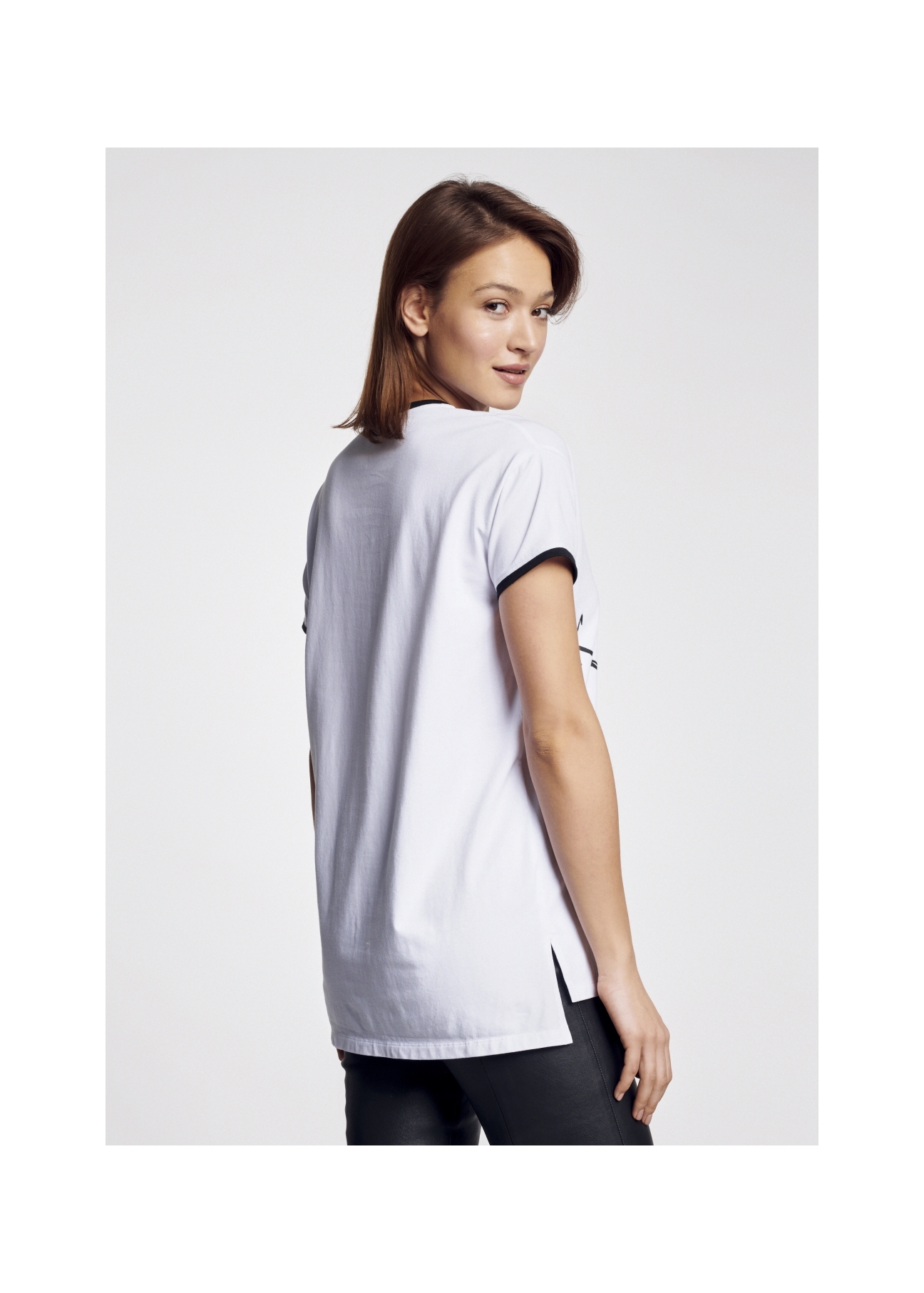 Biały T-shirt z dekoltem V damski TSHDT-0065-11(W21)-03
