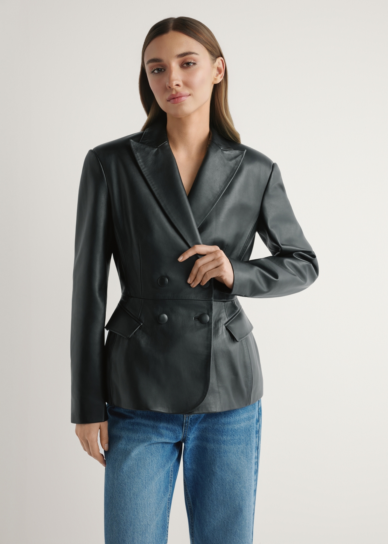 Czarna skórzana marynarka damska KURDS-0600-99(W26) - widok produktu z przodu na modelce, na jasnym tle. Widoczna połowa sylwetki.