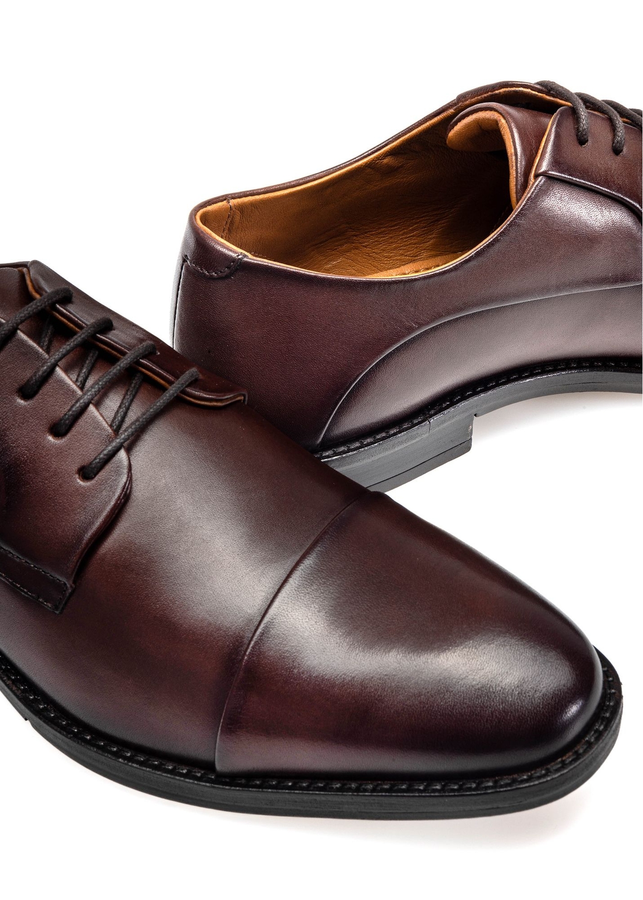 Skórzane brązowe półbuty męskie BUTYM-0483-1I(W26), zbliżenie na detal produktu na białym tle.