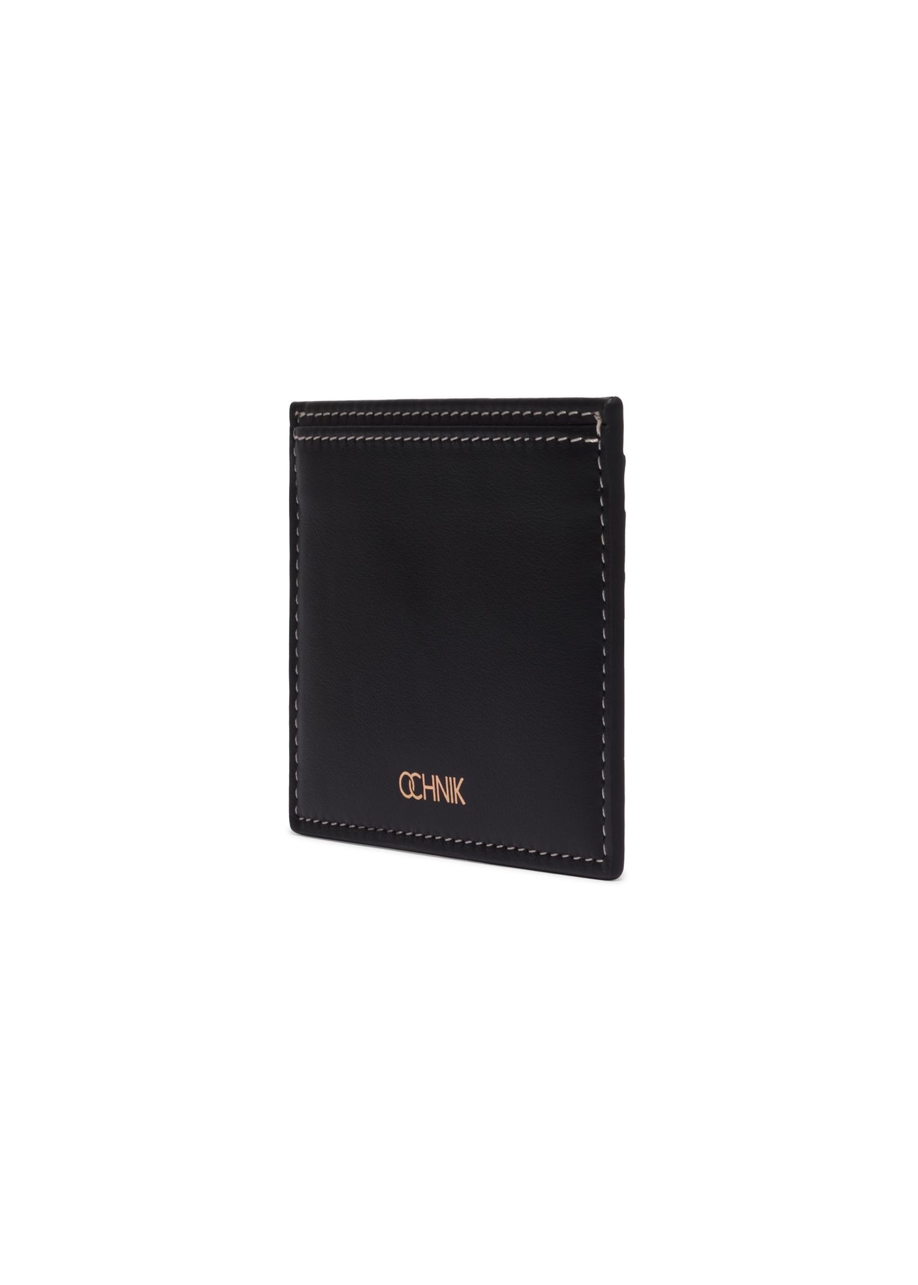 Czarne skórzane etui na karty PORES-1005-99(Z26)- widok produktu po skosie, na białym tle. 