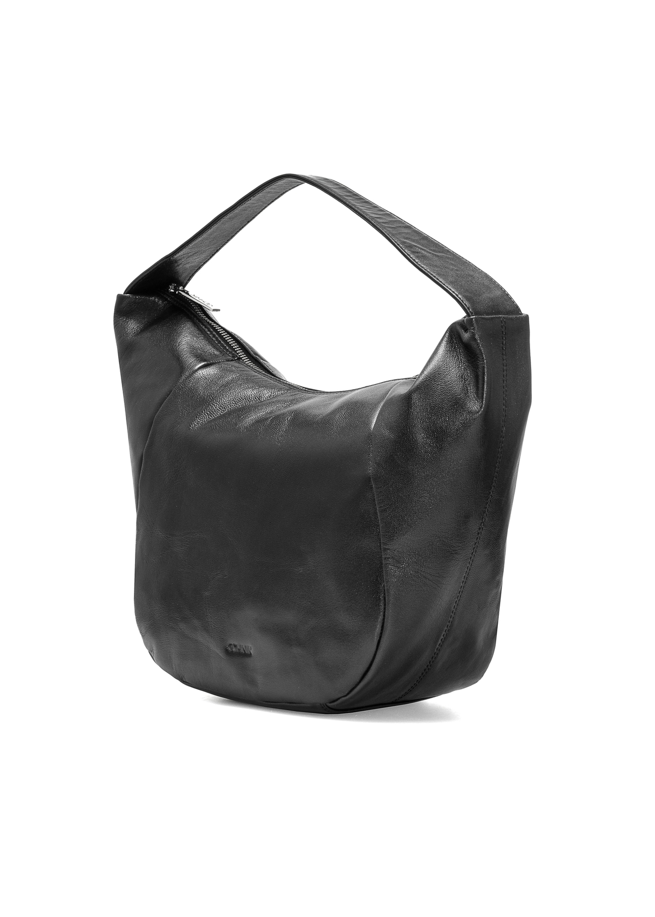 Czarna skórzana torebka hobo TORES-1135A-99(Z25), widok produktu skosem na białym tle.