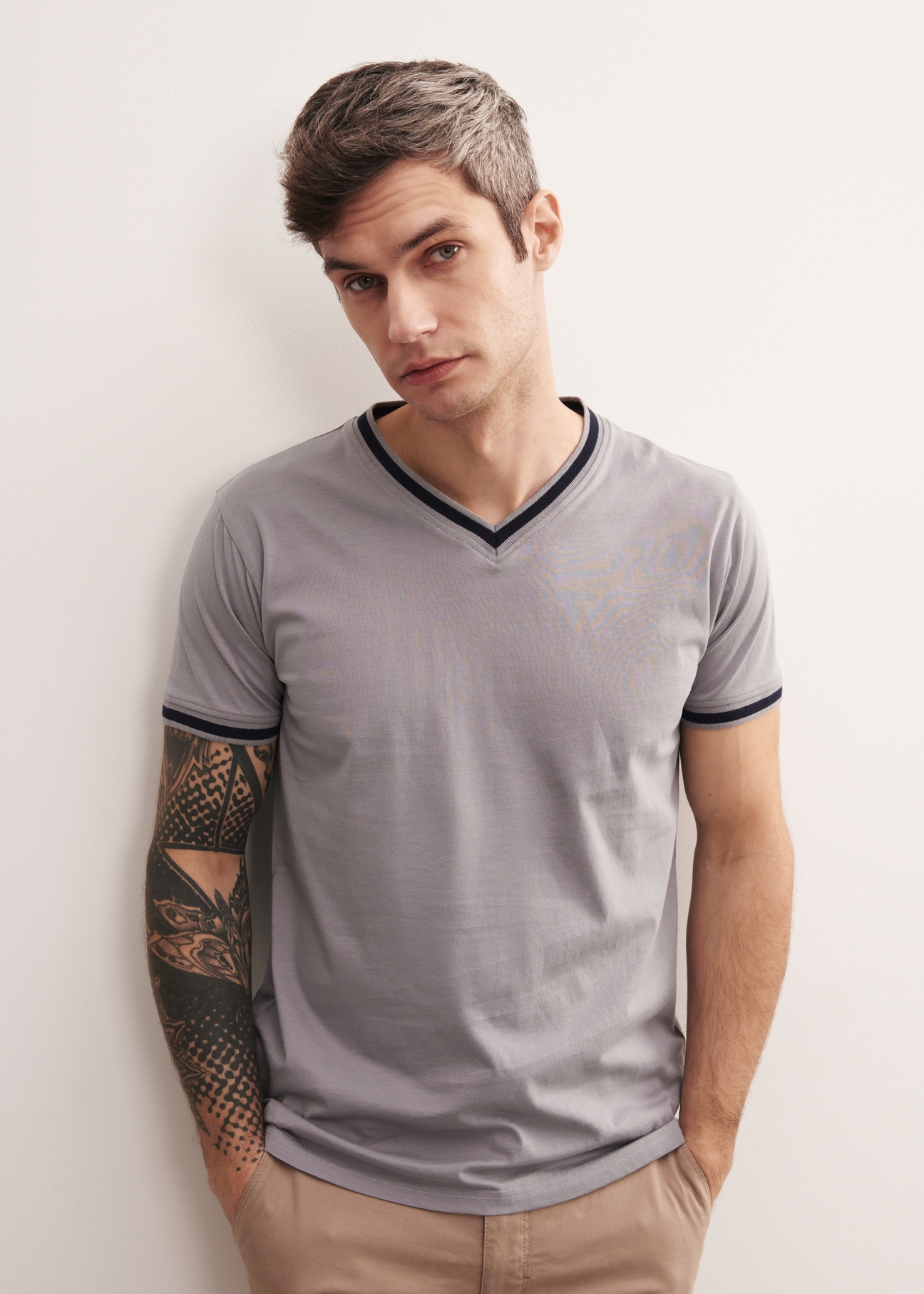 Szaro-granatowy T-shirt męski TSHMT-0069-66(W23)-01
