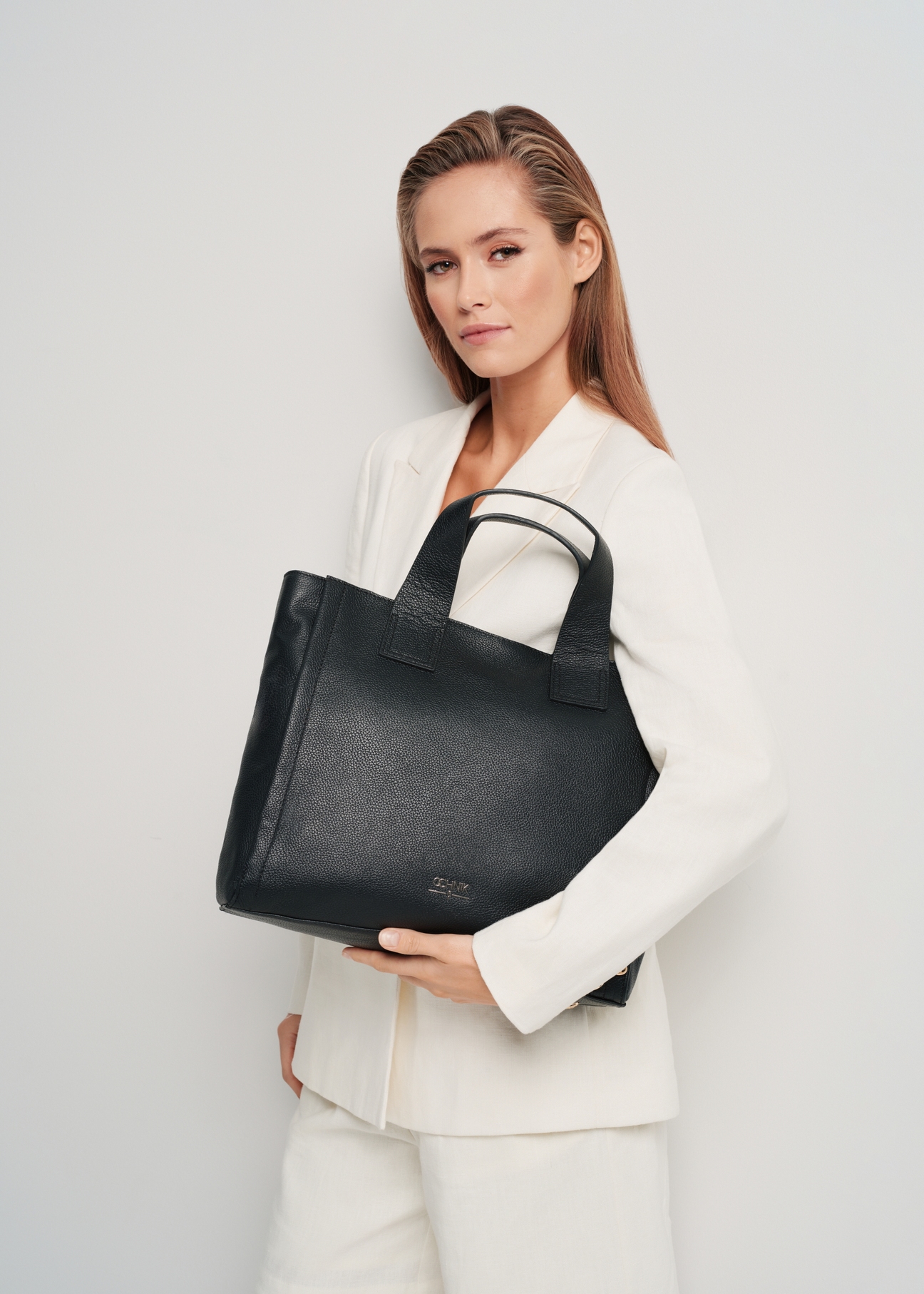 Czarna skórzana torebka shopper TORES-0993-99(W24)-08