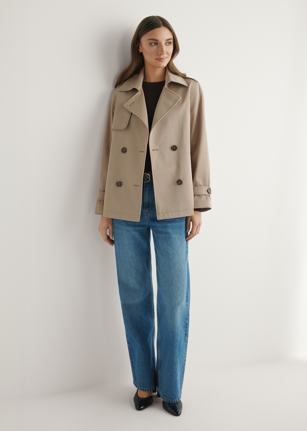 Beżowa krótka kurtka damska KURDT-0556-1C(W26), widok produktu z przodu na modelce. Widoczna cała sylwetka.