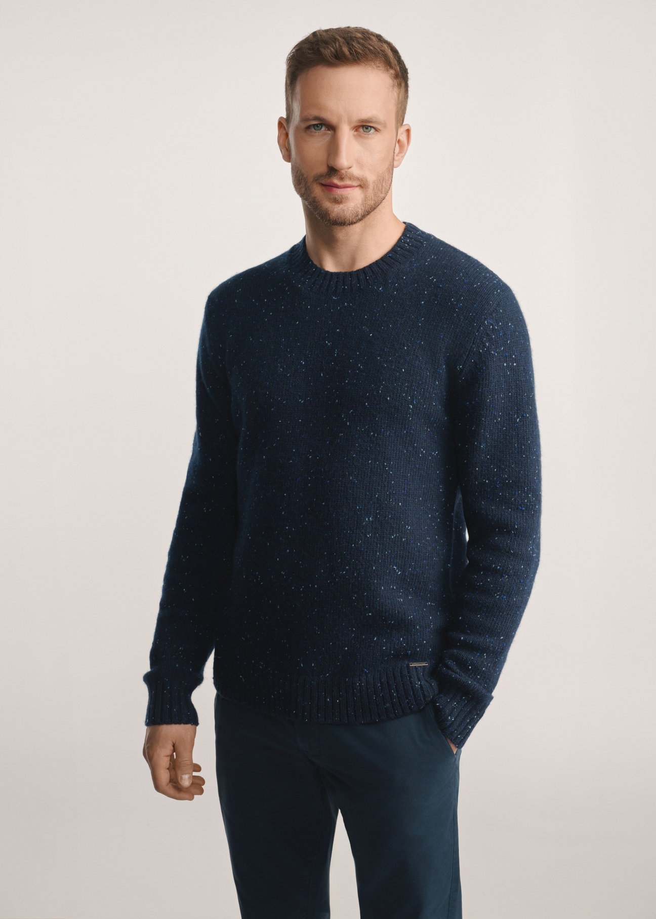 Granatowy sweter męski z wełną SWEMT-0173-7E(Z26), widok produktu z przodu na modelu, widoczna cała sylwetka.