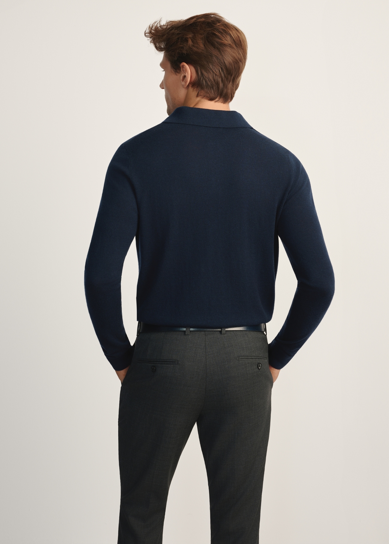 Granatowy sweter męski z wełny i jedwabiu SWEMT-0184-68(Z25), widok produktu od tyłu na modelu, widoczna połowa sylwetki.