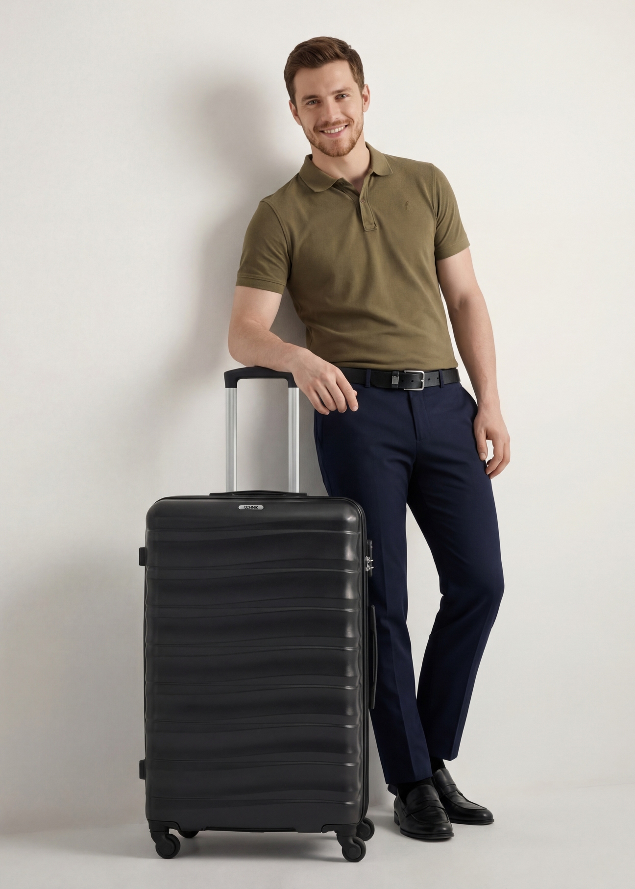 Walizka duża na kółkach WALAB-0081-99-28(W26), widok produktu z przodu obok sylwetki modela.