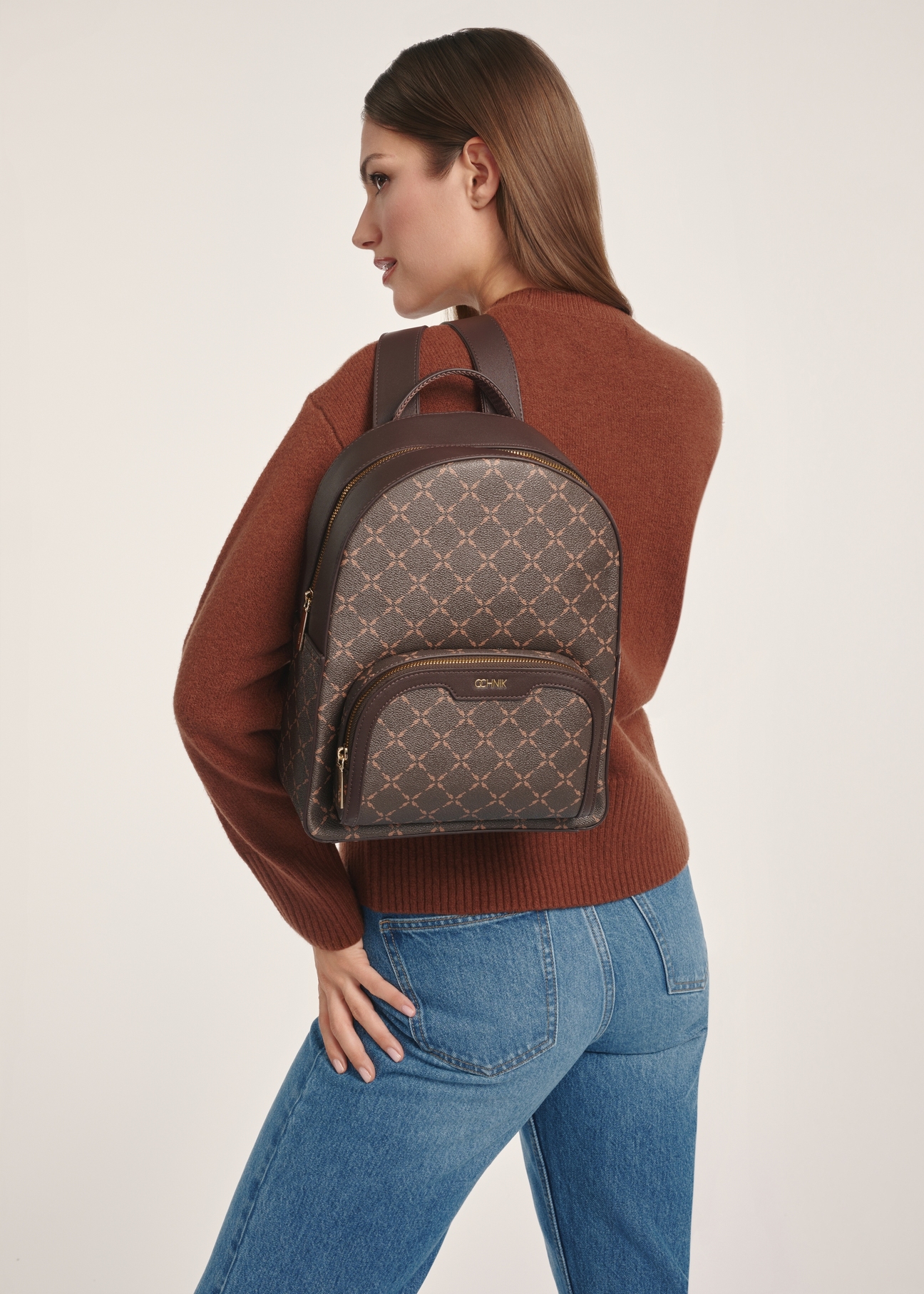 Damski plecak z monogramem TOREC-0980A-89(Z25), widok produktu od przodu na modelce, widoczna połowa sylwetki.