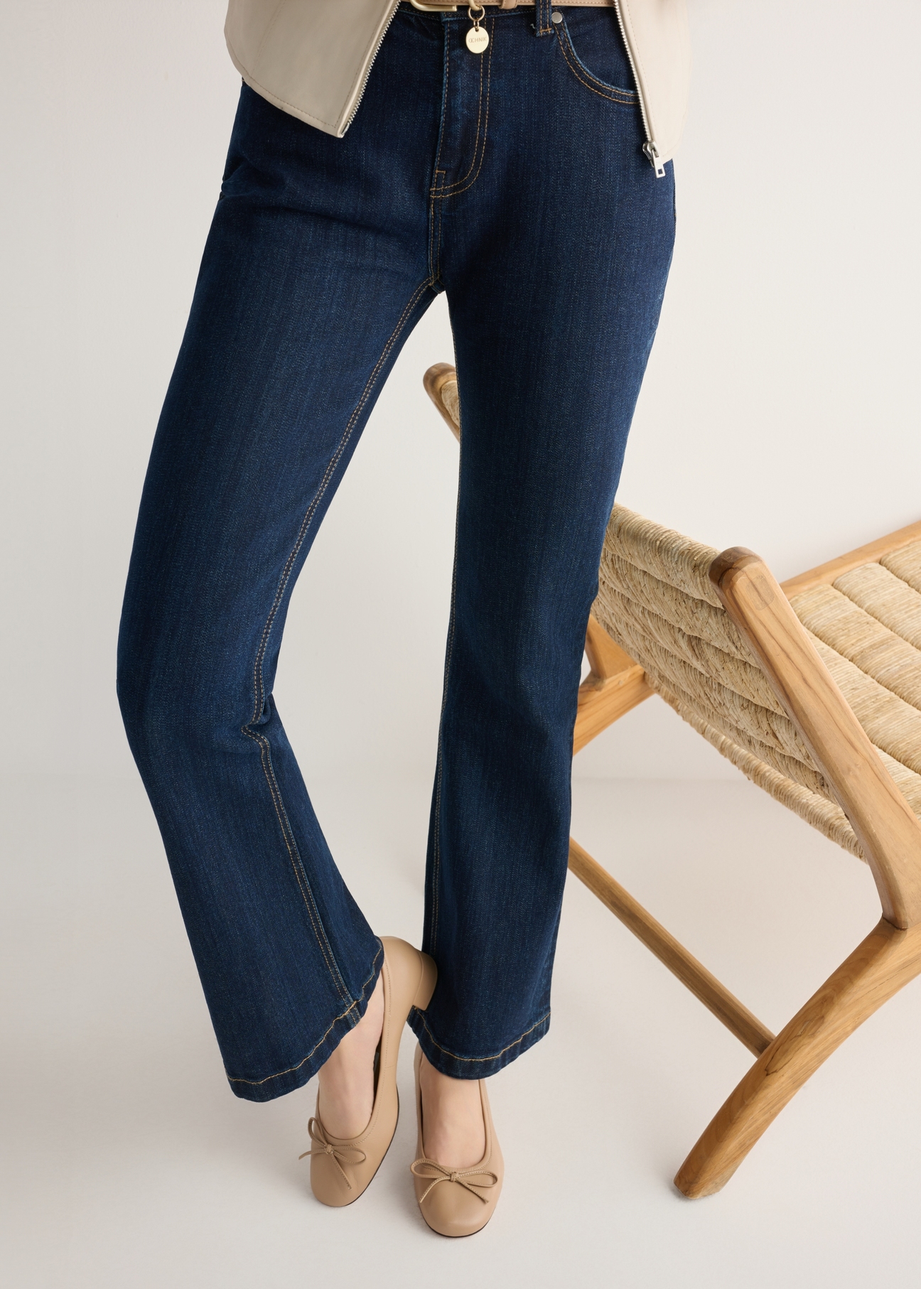 Beżowe skórzane czółenka damskie BUTYD-1239-1B(W26), widok produktu z przodu na stopach modelki, na jasnym tle.