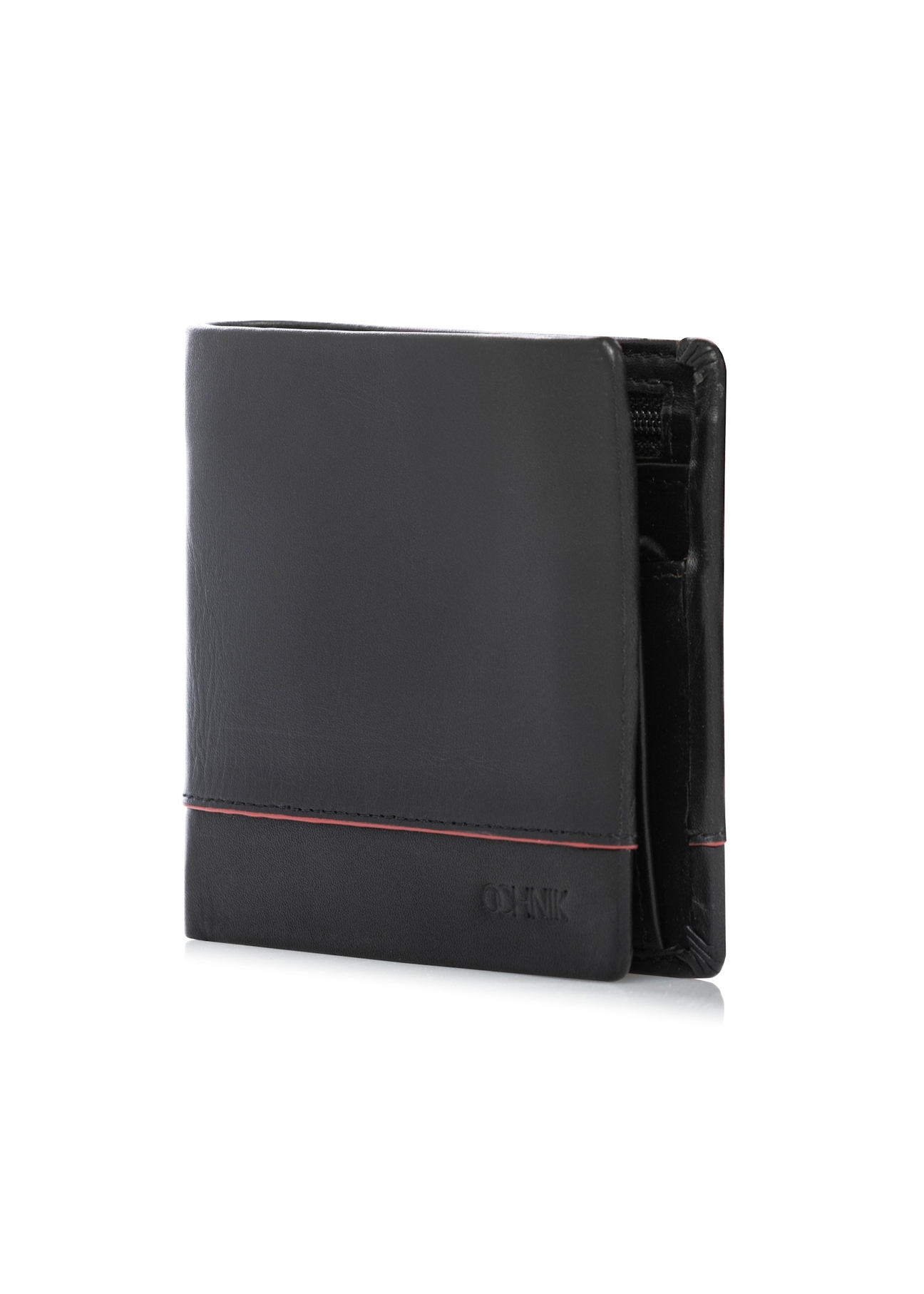 Czarny mały skórzany portfel męski PORMS-0696-9J(W26), widok produktu skosem na białym tle.